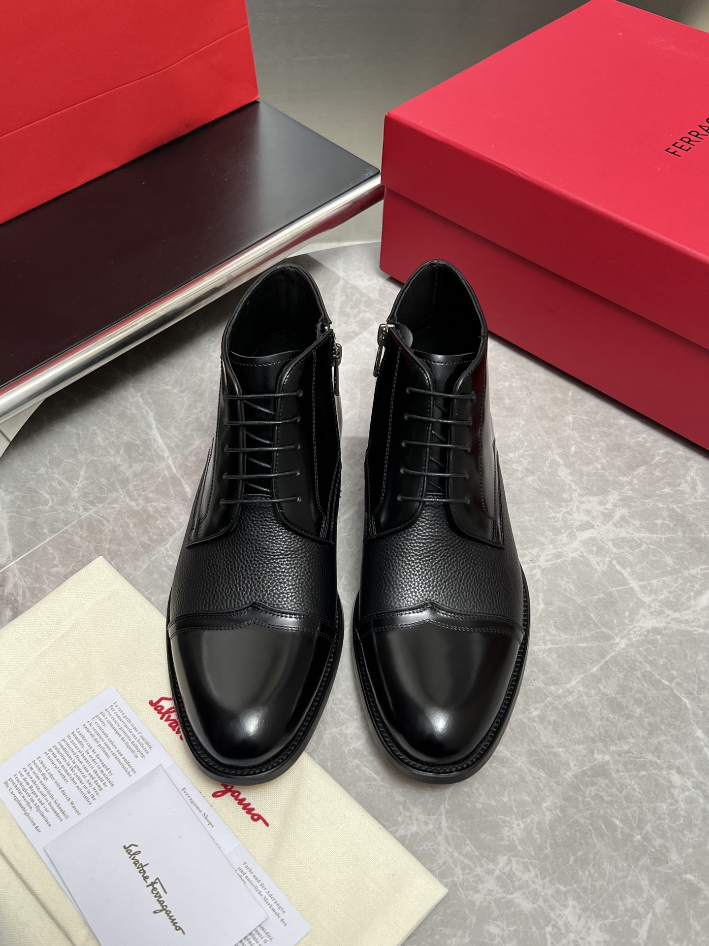 NO:621370,Ferragamo men's boutique leather boots, these men's Martin boots have an elegant shape and gorgeous details, showing a dignified and sophisticated style, suitable for accompanying you to a cocktail party. The fabric is made of imported cowhide, showing a stunning texture, and the lining is dyed with fine calfskin, and the embellishment is slim and fashionable!  Genuine leather outsole, high-definition logo badge on the outsole, showing the outstanding skills of professional shoemaking masters. Every detail is carefully crafted, full set of original packaging, standard code 39-44 (38.45.46 custom-made, non-returnable and non-exchangeable), batch,,ferragamo,ferragamo,boots,cowhide,Leather soles19860909菲拉格慕Ferragamo男士精品皮靴,这款男士马丁靴鞋型优雅,细节华丽,彰显端庄考究风范,适合伴您出席鸡尾酒会.面料采用进口牛皮,呈现令人惊艳的质感,内里本染细腻小胎牛皮,缀饰造型纤巧时髦！真皮大底,大底高清纹logo徽章,彰显专业制鞋大师的斐然技艺.每一个细节都是精工细作,全套原包装, 标准码39-44（38.45.46定做不退不换）,批,,ferragamo,ferragamo,boots,cowhide,Leather soles,Men's shoes