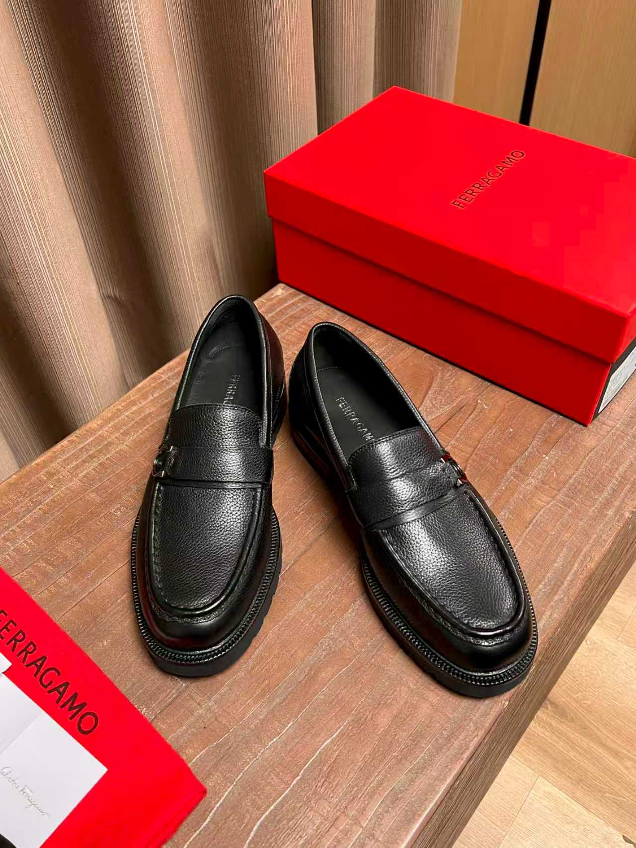 NO:680713,Ferragamo~ Size: 39-44 (customized at 38.45.46) F's new high-end men's business leather shoes are made of imported calfskin/open edge beads, pure hand-made ancient color rubbing process, with cowhide lining/foot pads, imported high-wear-resistant, non-slip and comfortable combination outsole, showing luxury!  ,,ferragamo,fendi,cowhide19860909Ferragamo～ 码数:39-44(38.45.46定制)  F家新品男士高端男士商务皮鞋,采用进口小牛皮/开边珠制作,纯手工古法擦色工艺,搭配牛皮内里/垫脚,进口级高耐磨防滑舒适组合大底,尽显奢华！,,ferragamo,fendi,cowhide,Men's shoes
