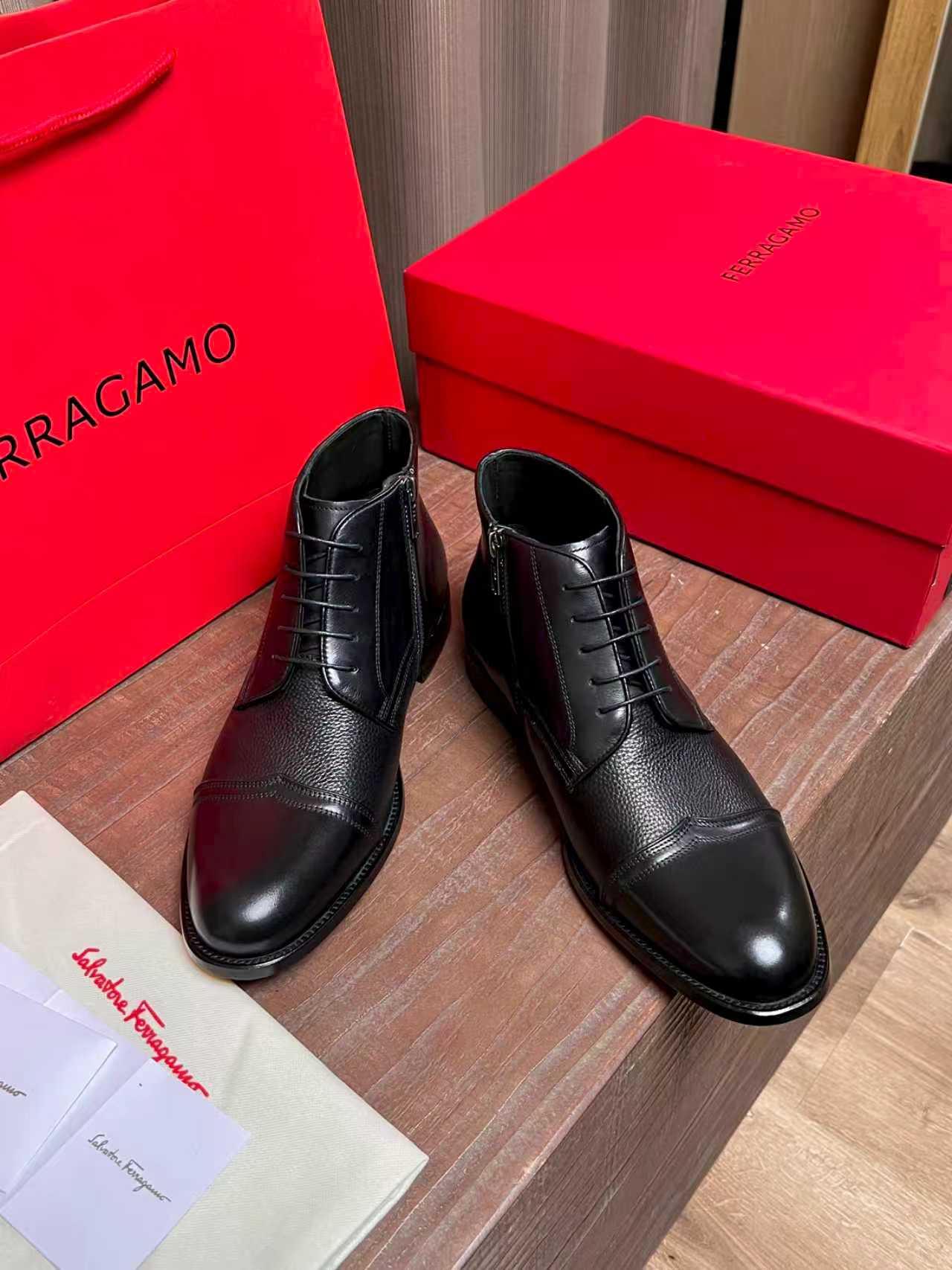 NO:680721,Ferragamo～ Size: 39-44 (customized at 38.45.46) F's new high-end men's casual leather boots are made of imported calfskin/open edge beads, purely handmade with ancient color rubbing technology, with cowhide lining/foot pads, and genuine leather combination outsole, showing luxury!  ,,ferragamo,fendi,boots,cowhide19860909Ferragamo～ 码数:39-44(38.45.46定制)  F家新品男士高端男士休闲皮靴,采用进口小牛皮/开边珠制作,纯手工古法擦色工艺,搭配牛皮内里/垫脚,真皮组合大底,尽显奢华！,,ferragamo,fendi,boots,cowhide,Men's shoes
