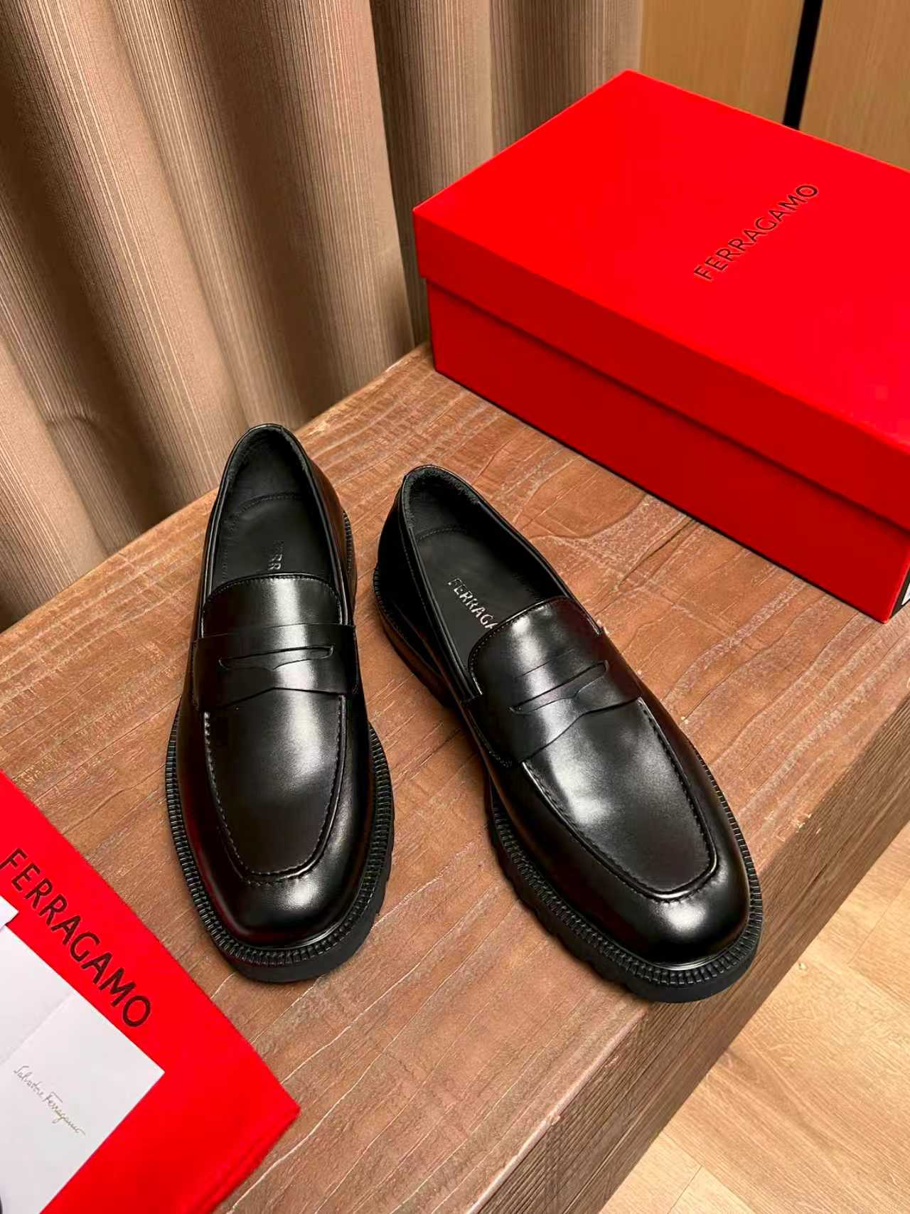 NO:680673,Ferragamo~ Size: 39-44 (customized at 38.45.46) F's new high-end men's business leather shoes are made of imported calfskin/open edge beads, pure hand-made ancient color rubbing process, with cowhide lining/foot pads, imported high-wear-resistant, non-slip and comfortable combination outsole, showing luxury!  ,,ferragamo,fendi,cowhide19860909Ferragamo～ 码数:39-44(38.45.46定制)  F家新品男士高端男士商务皮鞋,采用进口小牛皮/开边珠制作,纯手工古法擦色工艺,搭配牛皮内里/垫脚,进口级高耐磨防滑舒适组合大底,尽显奢华！,,ferragamo,fendi,cowhide,Men's shoes