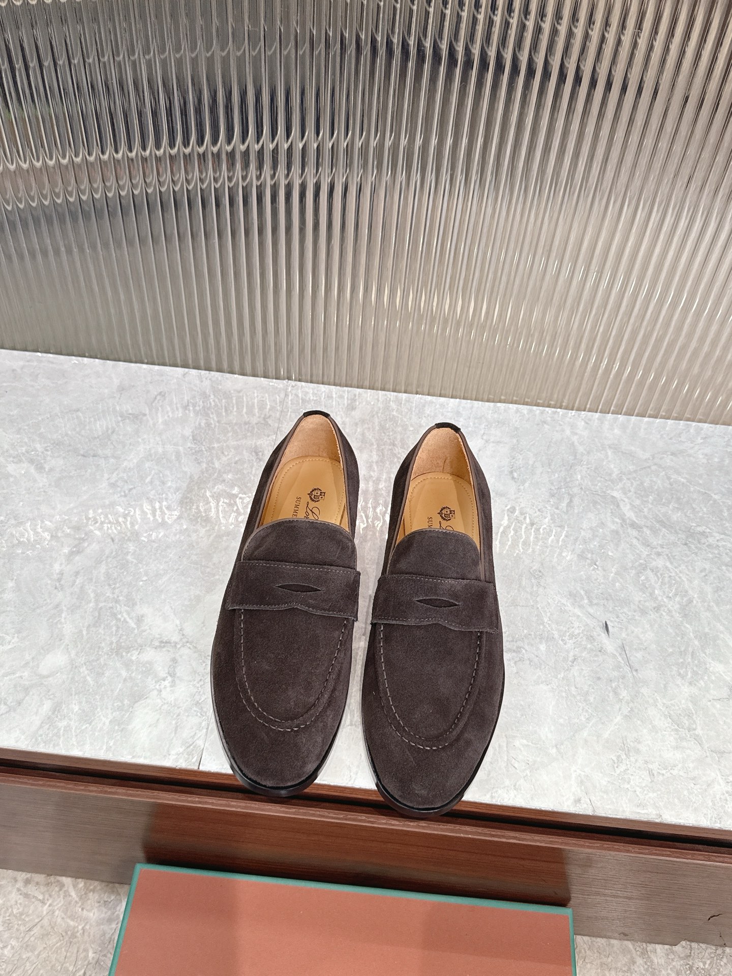 NO:850835,LP's new product Loro Pian* Loro Pian* Casual slip-on Loaf leather shoes. Made of cowhide to create a unique texture. Simple and elegant shoe last. Apron-style toe, drum-stitched upper. Same-color stitching details. Slip-on style for easy putting on and taking off. Original color full cowhide lining. Insole decorated with brand logo. Imported genuine leather injection molded non-slip outsole. Soft rubber at the heel.  Genuine leather injection molded rubber sole has super grip performance. Comfortable and casual style, you can create casual or formal urban styles at will!  Standard leather shoe size 39~44# (38.45.46.47# can be customized) batch, loro piana, loro piana, loafers, skirts, cowhide19860909LP家新品 Loro Pian* 诺悠*翩雅 休闲一脚蹬乐福皮鞋鞋 选用牛皮打造独特的质感 简约大气的鞋楦 围裙式鞋头、起鼓缝制鞋面 同色系缝线细节一脚蹬套穿式方便穿脱 原色全牛皮内里 鞋垫饰有. 品牌logo标识 进口级真皮注塑防滑大底 后跟柔软橡 真皮注塑胶底的超强抓地性能 舒适休闲款 随意打造可休闲可正装都市造型！标准皮鞋码数 39～44#（38.45.46.47# 可,定做）批,,loro piana,loro piana,loafers,skirts,cowhide,Men's shoes