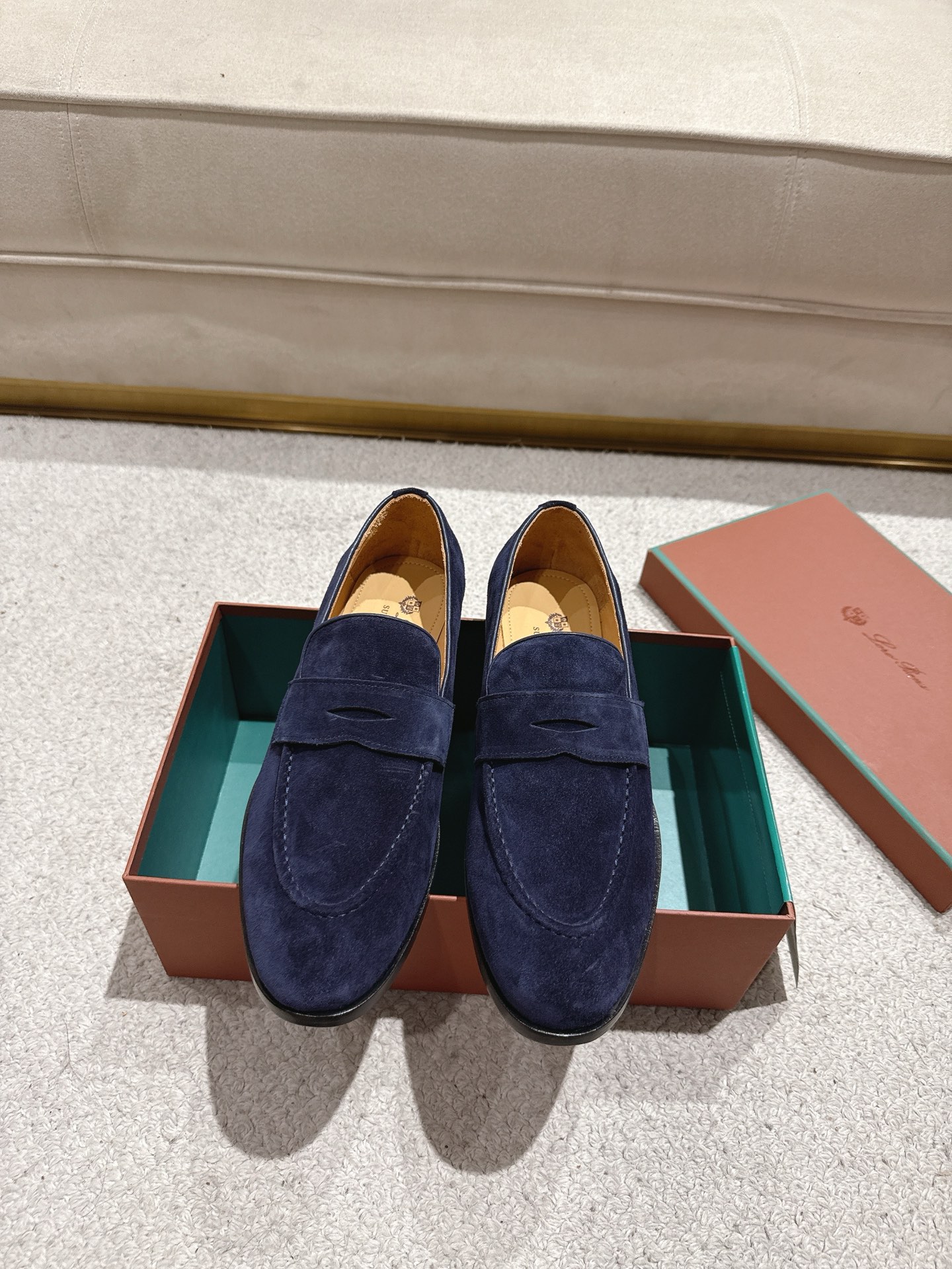 NO:832188,LP's new product Loro Pian* Loro Pian* Casual slip-on Loaf leather shoes. Made of cowhide to create a unique texture. Simple and elegant shoe last. Apron-style toe, drum-stitched upper. Same-color stitching details. Slip-on style for easy putting on and taking off. Original color full cowhide lining. Insole decorated with brand logo. Imported genuine leather injection molded non-slip outsole. Soft rubber at the heel.  Genuine leather injection molded rubber sole has super grip performance. Comfortable and casual style, you can create casual or formal urban styles at will!  Standard leather shoe size 39~44# (38.45.46.47# can be customized) batch, loro piana, loro piana, loafers, skirts, cowhide19860909LP家新品 Loro Pian* 诺悠*翩雅 休闲一脚蹬乐福皮鞋鞋 选用牛皮打造独特的质感 简约大气的鞋楦 围裙式鞋头、起鼓缝制鞋面 同色系缝线细节一脚蹬套穿式方便穿脱 原色全牛皮内里 鞋垫饰有. 品牌logo标识 进口级真皮注塑防滑大底 后跟柔软橡 真皮注塑胶底的超强抓地性能 舒适休闲款 随意打造可休闲可正装都市造型！标准皮鞋码数 39～44#（38.45.46.47# 可,定做）批,,loro piana,loro piana,loafers,skirts,cowhide,Men's shoes