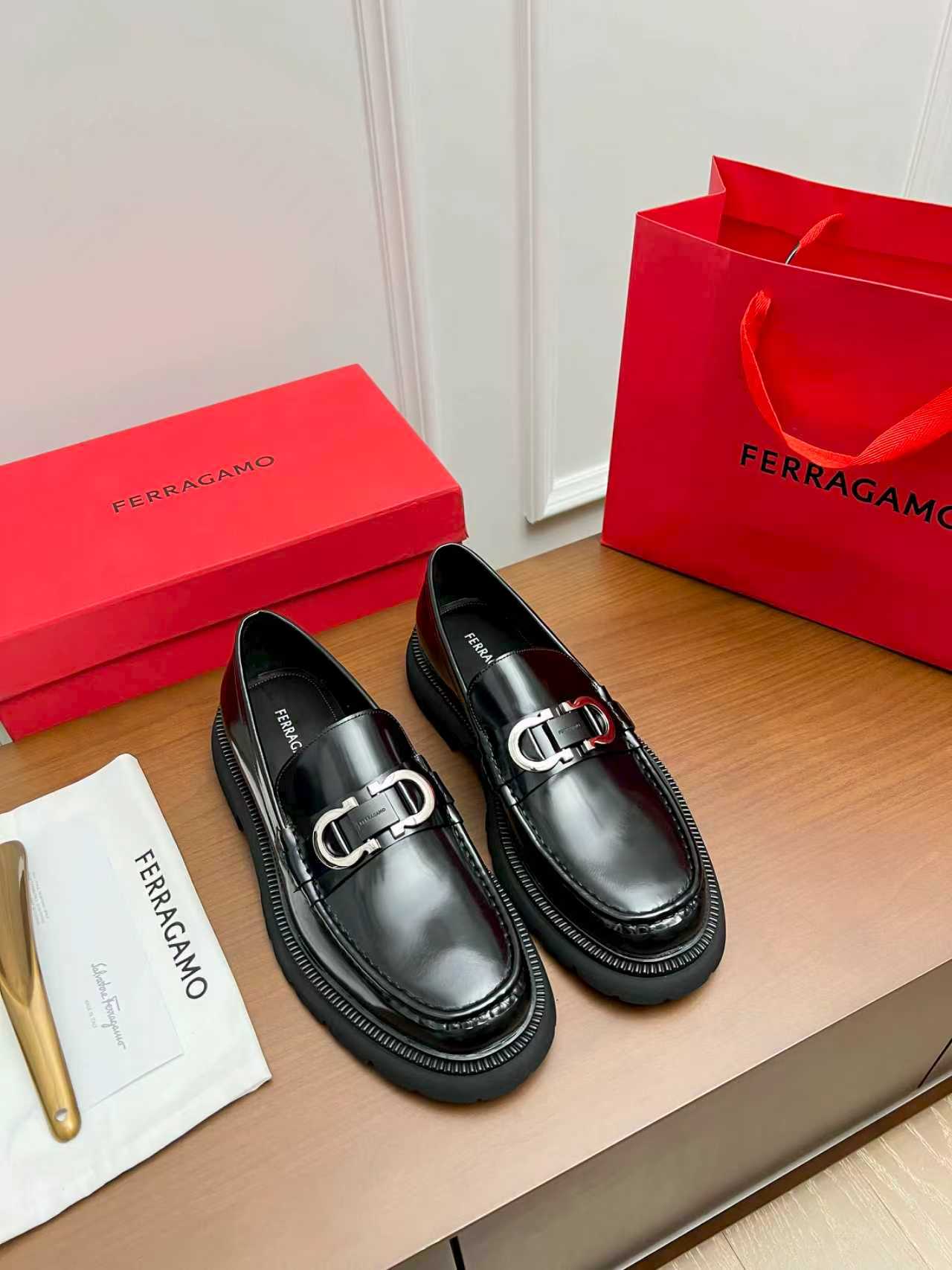 NO:956629,[Ferra gamo^] Original order - Salvatore Ferragamo men's formal British leather shoes - (SalvatoreFerragamo) has become an Italian classic fashion brand with a long history. - Luxurious and elegant style, practicality and style. - Material - Original imported cowhide - Comfortable, breathable, high-quality cowhide - Original high wear-resistant combination outsole - Classic fasteners are definitely one of the highlights. Feel free to match Size  39-44 (38, 45, 46 customization is non-refundable and non-exchangeable),,louis vuitton,ferragamo,ferragamo,cowhide19860909【Ferra gamo^】原单 -菲拉格慕 男士正装英伦皮鞋 -（SalvatoreFerragamo)今时今日己成为一个历史不衰的意大利经典时尚品牌. -风格华贵典雅实用性和款式并重 -材质-原版进口牛皮 -舒适,透气,优质牛皮 -原版高耐磨组合大底 -经典的扣件,绝对是亮点之一.随意搭配 Size 39-44（38,45,46定制不退不换）,,louis vuitton,ferragamo,ferragamo,cowhide,Men's shoes