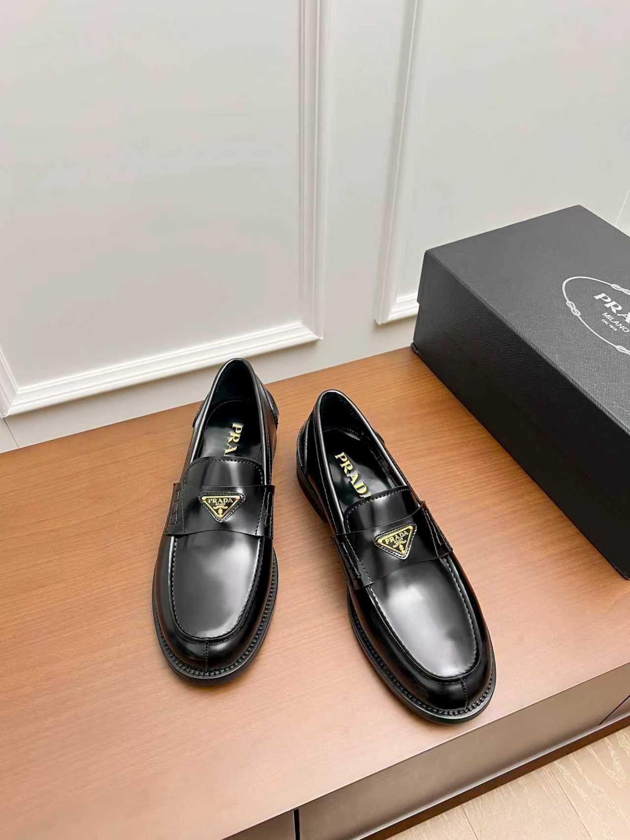NO:956640,PRADA～ Size 38-45 Pjia original official website new men's formal leather shoes, top-quality original replica, designed with imported calfskin, ancient craftsmanship, strong texture, calfskin lining, original luxury genuine leather injection outsole!  (38.45.46 Customized items are non-refundable),,prada,cowhide19860909PRADA～ 码数38-45  P家原单官网新品男士正装皮鞋,顶级原单复刻,采用进口小牛皮设计,古法工艺,极强质感,小牛皮内里,原版奢华真皮注塑大底！（38.45.46定做不退换）,,prada,cowhide,Men's shoes