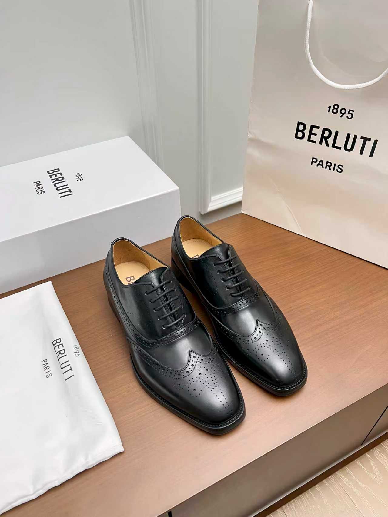 NO:956650,Batch Berluti/Bruti's new men's slip-on hand-rubbed formal leather shoes are shipped!  Selection of high-quality imported calfskin upper, craft pattern, hand-rubbing process effect, upper hem stitching process, cowhide mark thread hand-stitching, highlighting Berluti's details and spiritual heritage. Semi-Goodyear cold bonding process, simple and elegant, showing the leather texture vividly and delicately. Hand-made color-changing and rubbing features, water-dyed calfskin lining, Italian genuine leather outsole, rare bottom technology on the market, and a rubber backing sheet added to the heel for excellent anti-slip effect.  A pair of shoes with a very artistic charm, paired with original private model badge shoe horns!  Black and brown are available in two colors to meet different matching needs. Original customized packaging for sale!  Size 39-40-41-42-43-44 leather shoe size (can be customized 38.45.46 non-returnable),,cowhide,Leather soles19860909批 Berluti/布鲁提 新款男士一脚蹬手工擦色正装皮鞋出货！ 甄选优质进口小牛皮鞋面 工艺图案 手工擦色工艺处理效果 鞋面折边缝合工艺,牛皮马克线手缝拼接 处处彰显着 Berluti 的细节与精神传承 半固特异冷粘工艺 古朴大气 将皮料质感展现得淋漓精致 手工改色擦色特色 内里水染小牛皮 意大利真皮大底,市面少有的琴底工艺,后跟加入橡胶底片防滑效果极好 很有艺术韵味的一双鞋子 搭配原版私模徽章鞋拔！ 黑色 棕色 两色可选,满足不同搭配需求. 原版定制包装发售！ 尺码39-40-41-42-43-44皮鞋尺码（可定制38.45.46不退换）,,cowhide,Leather soles,Men's shoes