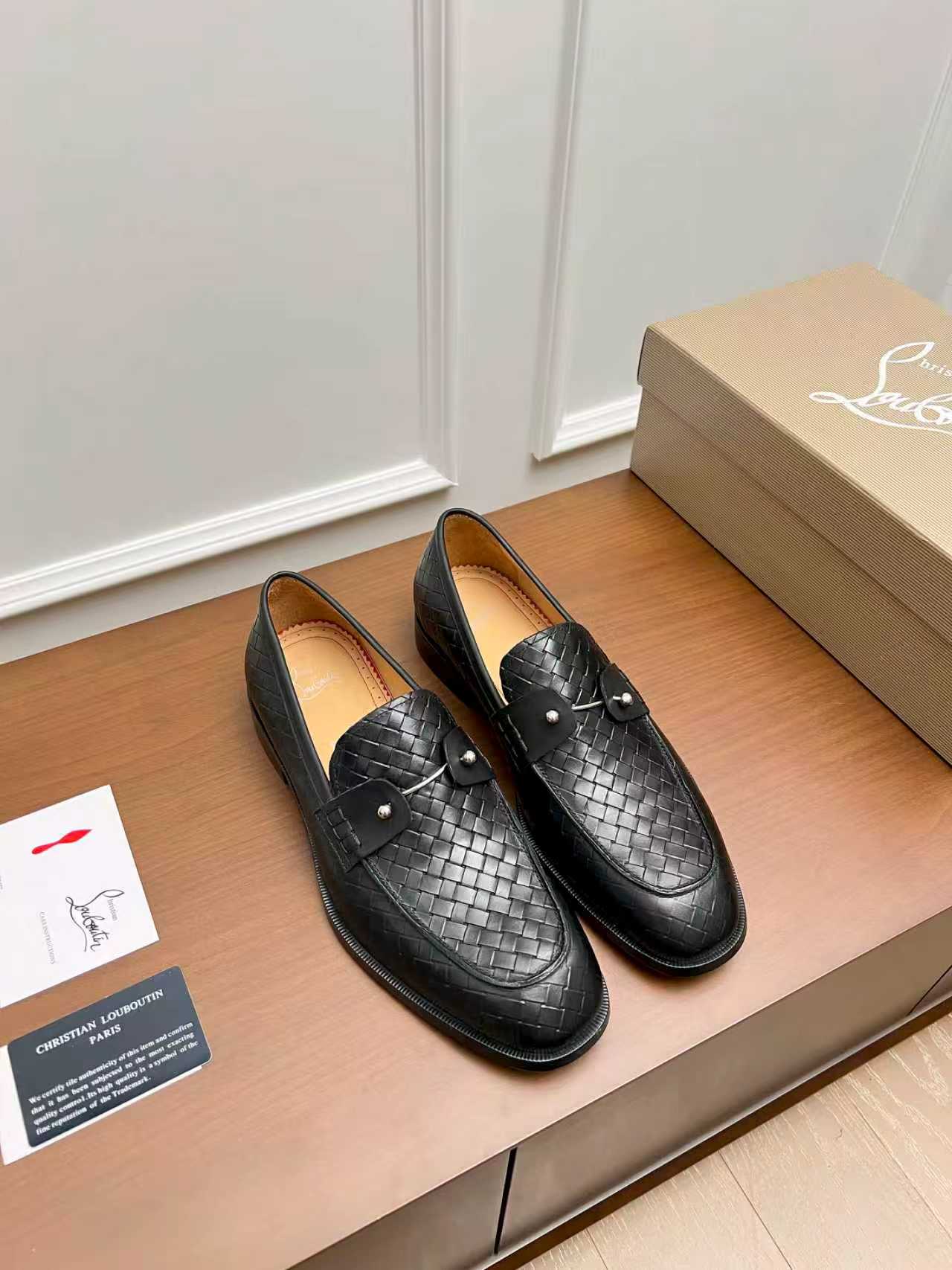 NO:956859,CL's new men's formal shoes, Derby shoes, Christia* Loubouti* red-soled shoes. The red soles are luxurious and elegant, reshaping the style boundaries of casual formal wear. They are extremely innovative in material selection and create a rich visual and tactile experience through the collision of different materials!  Made of top-quality calfskin/glossy patent leather/spliced technical fabric in contrasting colors. The upper is stitched using hand-stitching technology, with fine and even stitches.  Based on the square-toe loafers, the lines are neat and elegant, which fits the toughness of men's wear. The uppers are decorated with metal rivets, injecting personalized details into the classic loafers, breaking the mediocrity of casual shoes, and giving a concrete expression to 'low-key luxury'  Da. From the original color/red cowhide lining inside the shoe to the highly recognizable red sole, the 'red sole' is not only the brand's visual identity, but also a 'luxury codeword' when walking. The red sole exposed inadvertently conveys taste and identity instantly.  From the innovative splicing of materials, to the personalized fusion of design, to the ingenuity of craftsmanship, the Christian Louboutin men's loafer series is not only a pair of casual shoes, but also a 'yuppie style' dressing weapon for men. Whether it is a casual meeting in business or leisure, or a casual style for daily travel, it can help you become a unique and stylish man on every occasion with its 'red-soled derby' attitude. Standard leather shoe sizes:  39～44# (customized at 38.45.46) batch,,christian louboutin,loafers,cowhide19860909CL 新品男士正装鞋德比鞋鞋 Christia* Loubouti* 红底鞋 红底奢雅,重塑休闲正装的格调边界 在材质选择上极尽创新,通过不同材质的碰撞营造层次丰富的视觉与触觉体验！ 采用顶级小牛皮/亮面漆皮/拼接科技织物撞色制成 鞋面拼接采用手工缝合工艺,针脚细密均匀, 以方头乐福鞋型为基础,线条利落大气,契合男士穿搭的硬朗感；鞋面处点缀金属铆钉饰件,为经典乐福鞋注入个性细节,打破休闲鞋款的平庸感,让“低调奢华”有了具象表达.从鞋内的原色/红色牛皮衬里到辨识度拉满的红色鞋底,“红底”不仅是品牌的视觉标识,更成为行走间的“奢华暗语”,不经意间露出的红色鞋底,瞬间传递品味与身份. 从材质的创新拼接,到设计的个性融合,再到工艺的匠心传承,克里斯提·鲁布托男士乐福鞋系列不仅是一双休闲鞋,更是男士“雅痞格调”的穿搭武器.无论是商务休闲的轻松会晤,还是日常出行的随性造型,它都能以“红底德比”的姿态,助力你在每一个场合都成为风格独树一帜的格调男士.  标准皮鞋码数: 39～44#（38.45.46定做）批,,christian louboutin,loafers,cowhide,Men's shoes