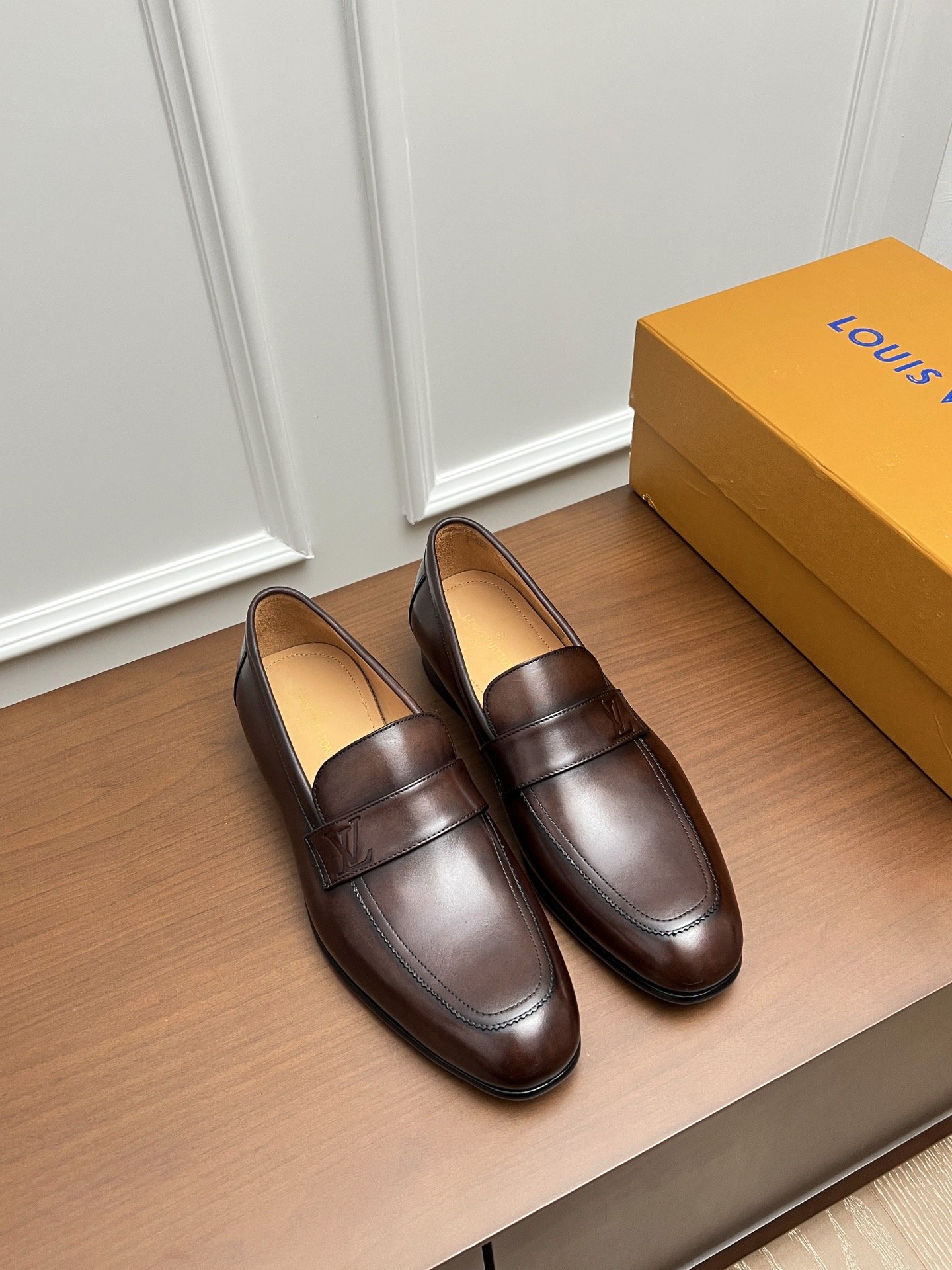 NO:956870,Louisvuit~ Code number: 38-45 L's official website synchronizes new high-end men's business formal leather shoes, top-level original replicas, repeated adjustments of the last, imported calfskin design, ancient handcrafts, water-dyed cowhide lining/foot pads, original imported leather outsole, extremely luxurious!  (38.45.46 Customized items are non-refundable),,louis vuitton,cowhide,Leather soles19860909Louisvuit～ 码数:38-45  L 家官网同步新品男士高端商务正装皮鞋,顶级原单级别复刻,楦头反复调试,选用进口小牛皮设计,古法手工工艺,水染牛皮内里/垫脚,原版进口真皮大底,奢华至极！（38.45.46定做不退换）,,louis vuitton,cowhide,Leather soles,Men's shoes