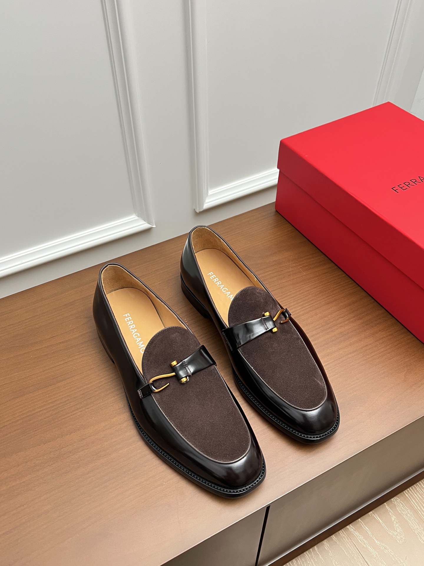 NO:956881,Ferragam～Size 38-45 F's official website synchronizes new men's formal leather shoes, perfect workmanship, top-level reproduction, designed with imported Italian calfskin, ancient handmade with original hardware buckles, cowhide lining/foot pads, imported original luxury leather outsole, comparable to counters, welcome to compare!  (38.45.46.47 Customized items are not returnable or exchangeable),,ferragamo,fendi,cowhide,Leather soles19860909Ferragam～ 码数38-45  F家官网同步新品男士正装皮鞋,完美做工,顶级复刻,采用进口意大利小牛皮设计,古法手工搭配原版五金扣饰,牛皮内里/垫脚,进口原版奢华真皮大底,媲美专柜,欢迎对比！（38.45.46.47定做不退换）,,ferragamo,fendi,cowhide,Leather soles,Men's shoes