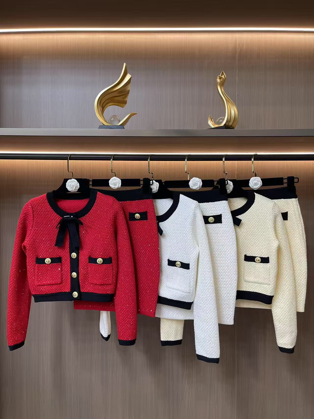 NO:497322,[Same style in Zhao Liying] self-portrait 2025 autumn white-cold black fragrance knitted cardigan jacket + skirt suit S-XL size, skirts, jackets & coats, alexander wang19860909[赵丽颖同款]self-portrait 2025秋季白撞黑香风针织开衫外套+半裙套装S-XL码,,skirts,jackets & coats,alexander wang,Women's clothing