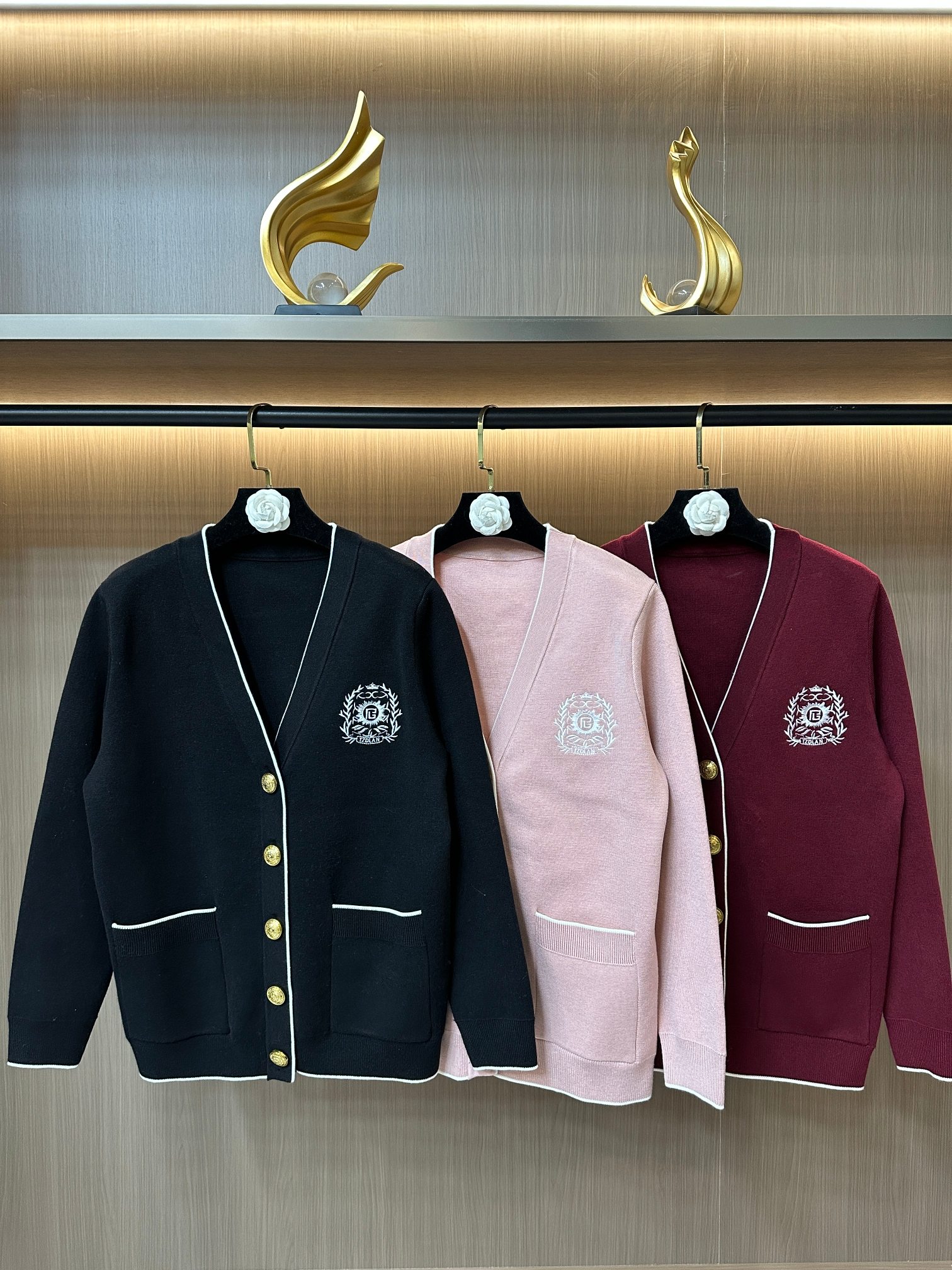 NO:497317,Balmain Women's V-neck Embroidered Sweater 2025 Autumn and Winter New Sweater S-XL Size, balmain, sweaters, alexander wang19860909Balmain 女士 V领刺绣针织衫 2025秋冬新款毛衣S-XL码,,balmain,sweaters,alexander wang,Women's clothing