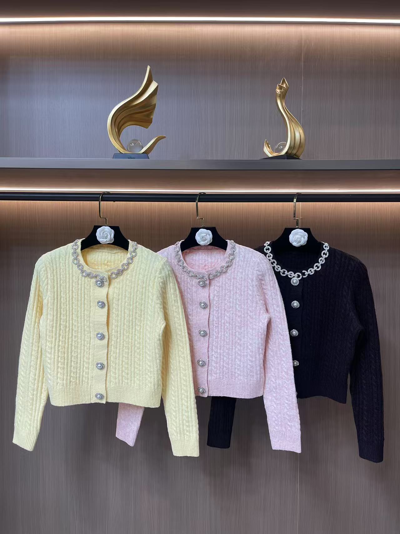 NO:517618,Self-portrait 2025 autumn and winter new cream yellow diamond jewelry wool blend knit sweater jacket top S-XL size, jackets & coats, alexander wang19860909self-portrait 2025秋冬新款奶油黄钻饰羊毛混纺针织毛衫外套上衣S-XL码,,jackets & coats,alexander wang,Women's clothing