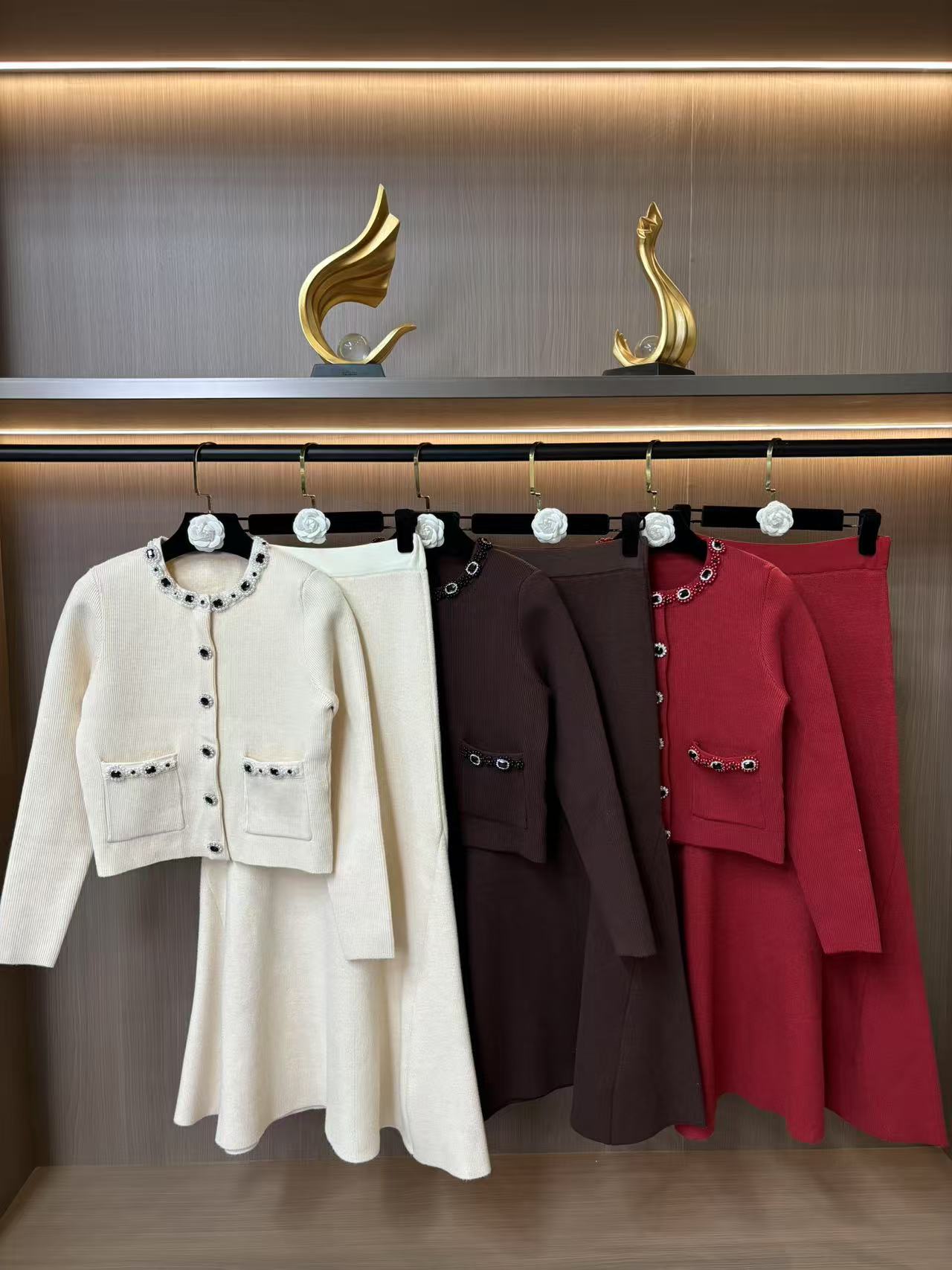 NO:561380,self-portrait 2025 autumn and winter new ivory diamond-embellished knitted cardigan jacket + skirt two-piece suit S-XL size,,skirts,jackets & coats,alexander wang19860909self-portrait 2025秋冬新品象牙白钻饰针织开衫外套+半身裙两件套装S-XL码,,skirts,jackets & coats,alexander wang,Women's clothing