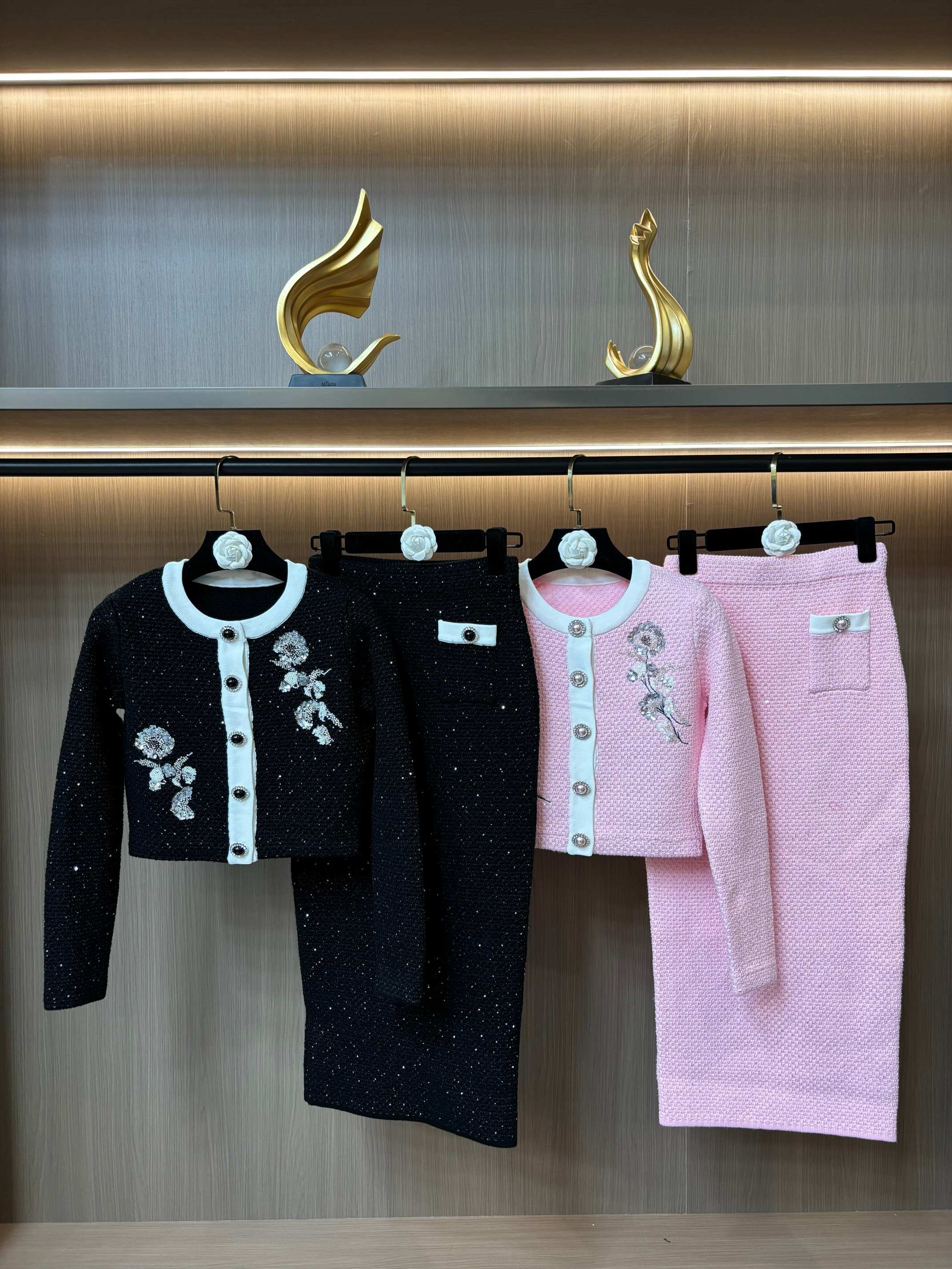 NO:561370,self-portrait 2025 autumn and winter new classic black gold style embroidered sequined knitted cardigan jacket + skirt suit,,skirts,jackets & coats,alexander wang19860909self-portrait 2025秋冬新款经典黑千金风刺绣亮片针织开衫外套+半身裙套装,,skirts,jackets & coats,alexander wang,Women's clothing