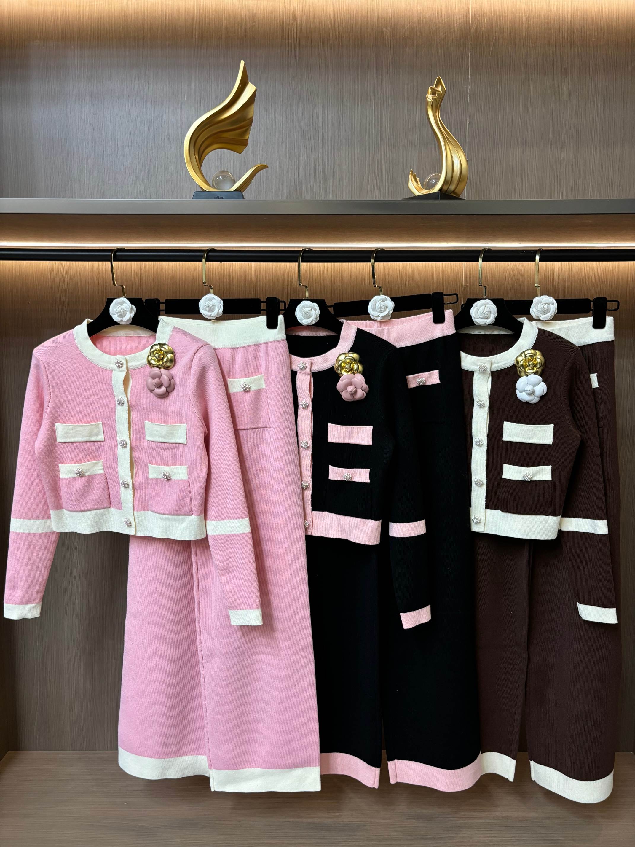 NO:564631,self-portrait 2025 autumn and winter new style three-dimensional flower knitted cardigan and pants two-piece suit S-XL size,,alexander wang19860909self-portrait 2025秋冬新款千金风立体花朵针织开衫裤子两件套装S-XL码,,alexander wang,Women's clothing