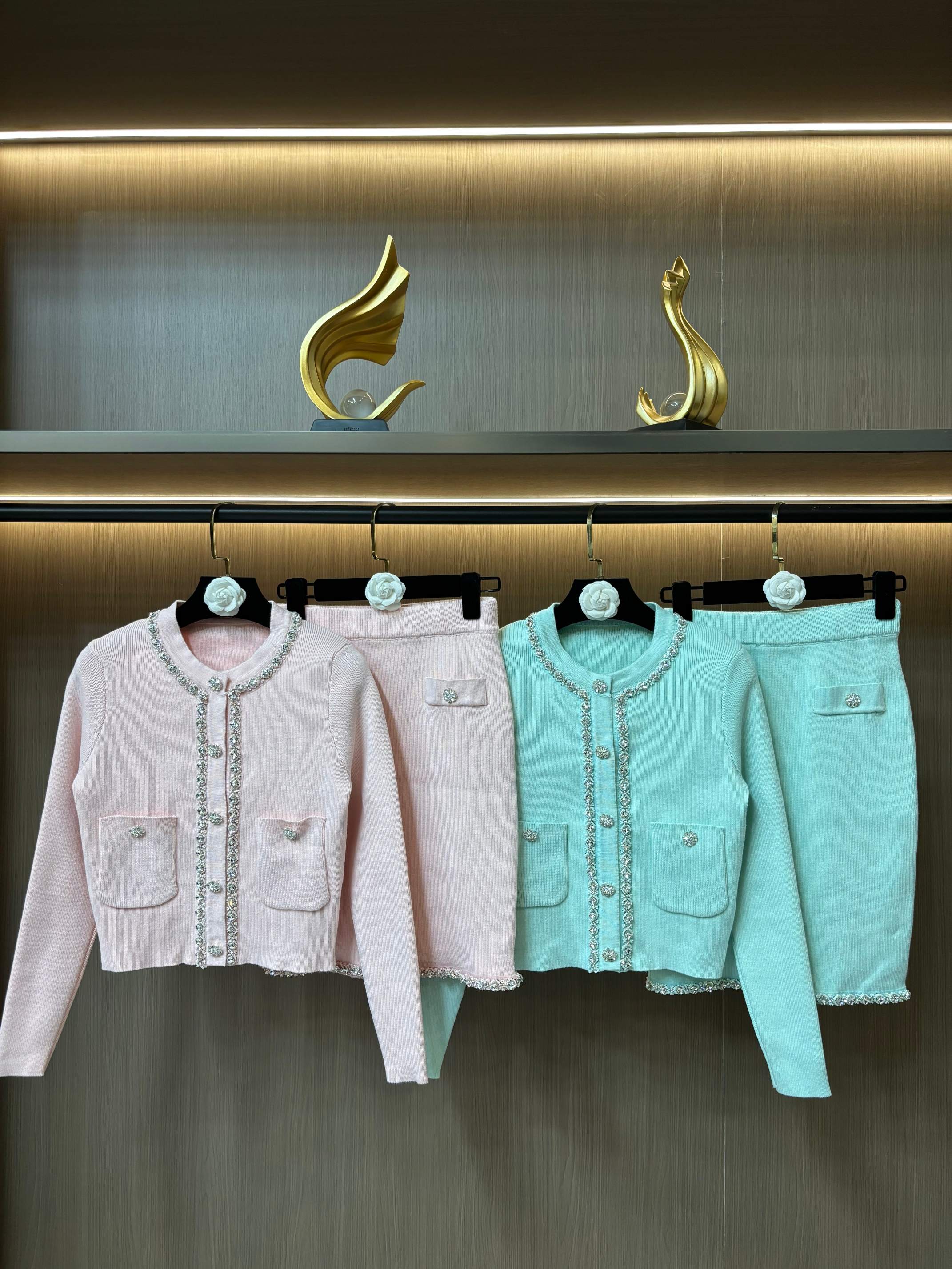 NO:568576,self-portrait2025 new autumn and winter style small fragrance beaded knitted cardigan and skirt two-piece suit S-XL size,,skirts,alexander wang19860909self-portrait2025秋冬新款小香风订珠针织开衫半裙两件套装S-XL码,,skirts,alexander wang,Women's clothing