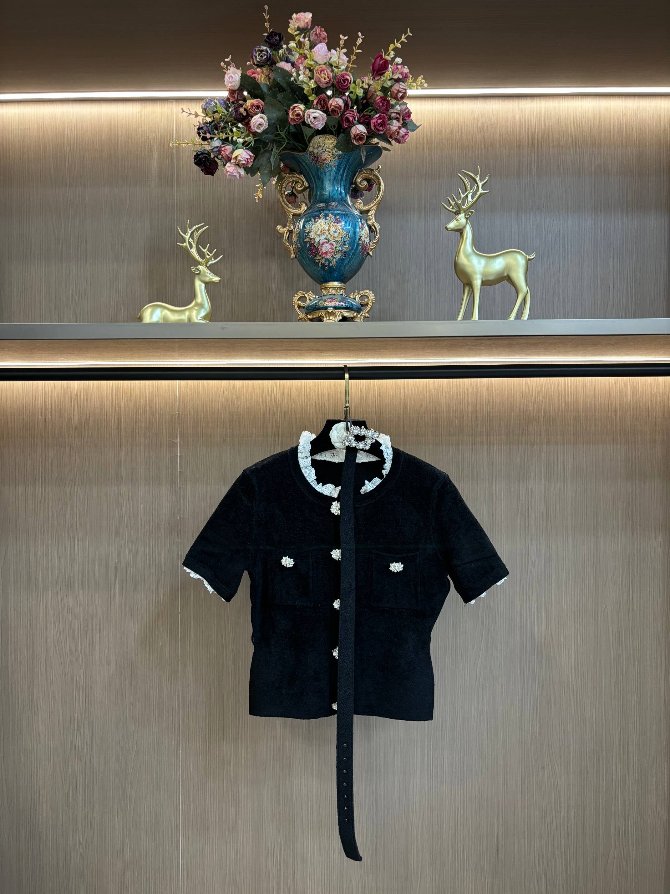 NO:579287,self-portrait 2025 autumn and winter new classic black velvet chenille knitted diamond-embellished short-sleeved top,, T-shirt, alexander wang19860909self-portrait 2025秋冬新款经典黑丝绒雪尼尔针织钻饰短袖上衣,,T-shirt,alexander wang,Women's clothing