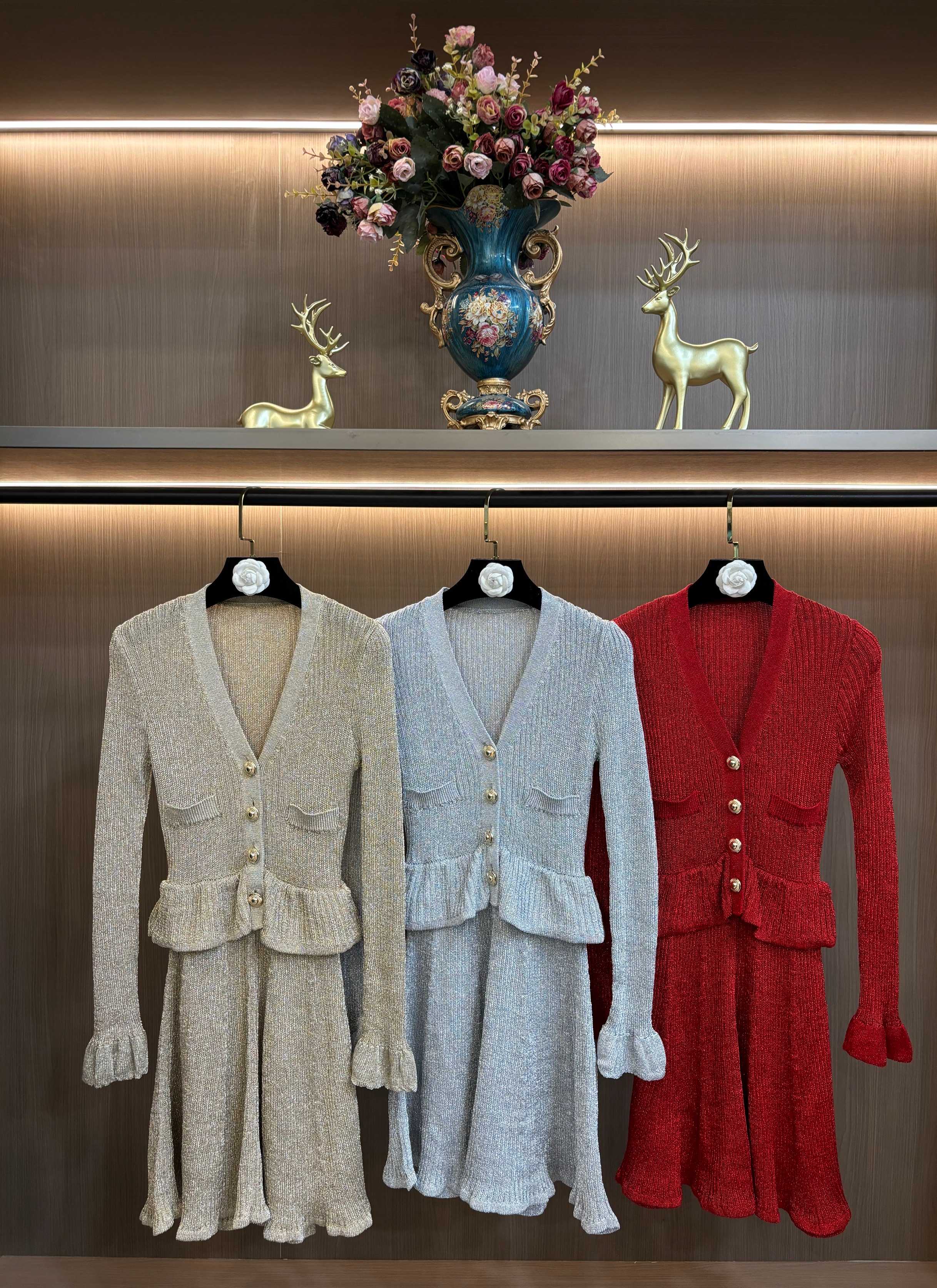 NO:591184,self-portrait 2025 new autumn and winter golden temperament important occasion knitted V-neck dress short skirt S-XL size,,skirts,alexander wang19860909self-portrait 2025秋冬新款金色气质重要场合针织V领连衣裙短裙S-XL码,,skirts,alexander wang,Women's clothing