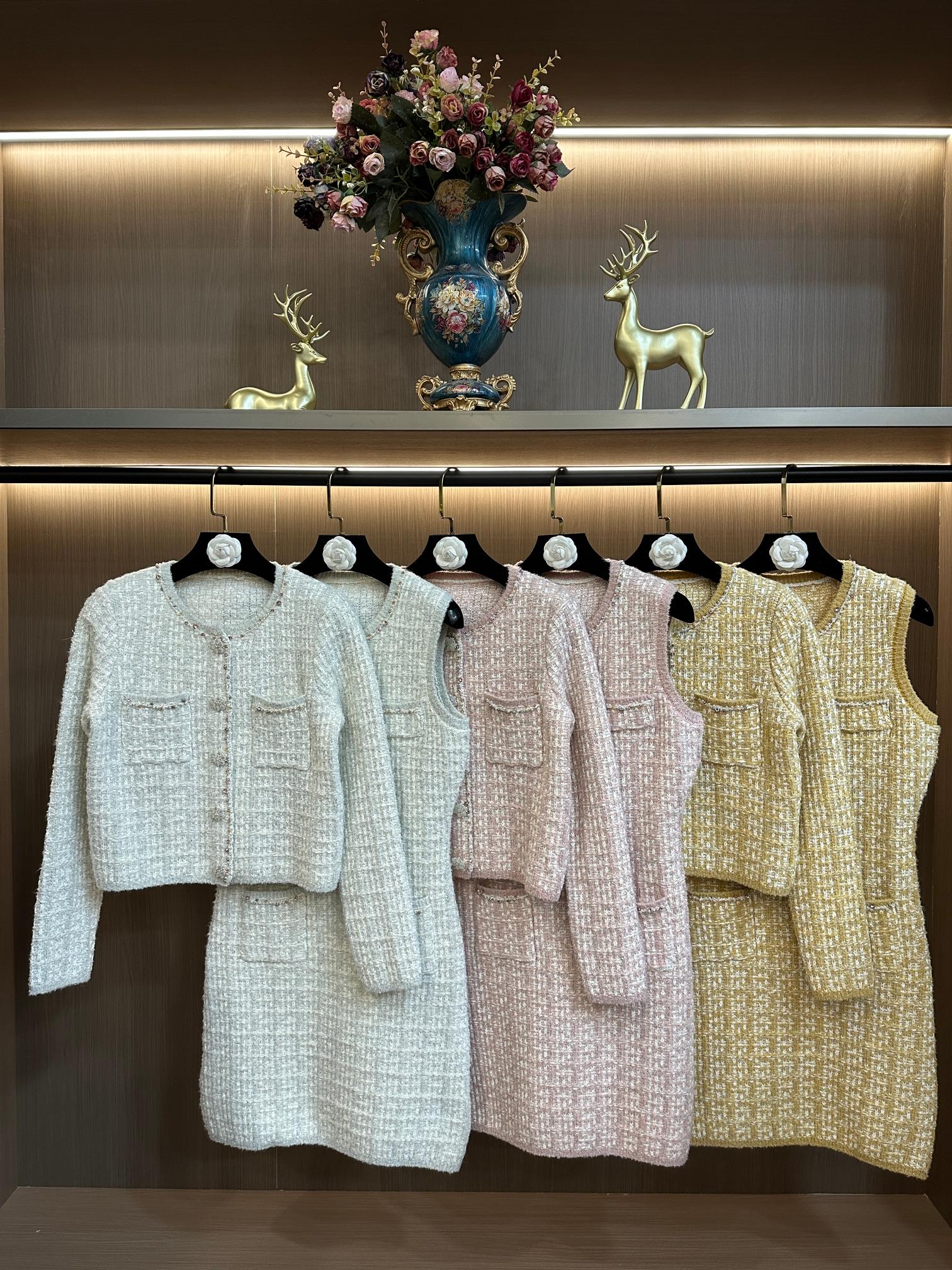 NO:592092,self-portrait 2025 autumn and winter new mixed color diamond chain small fragrant cardigan + vest dress two-piece suit S-XL size,,skirts,alexander wang19860909self-portrait 2025秋冬新款混色钻链小香风开衫+背心连衣裙两件套装S-XL码,,skirts,alexander wang,Women's clothing