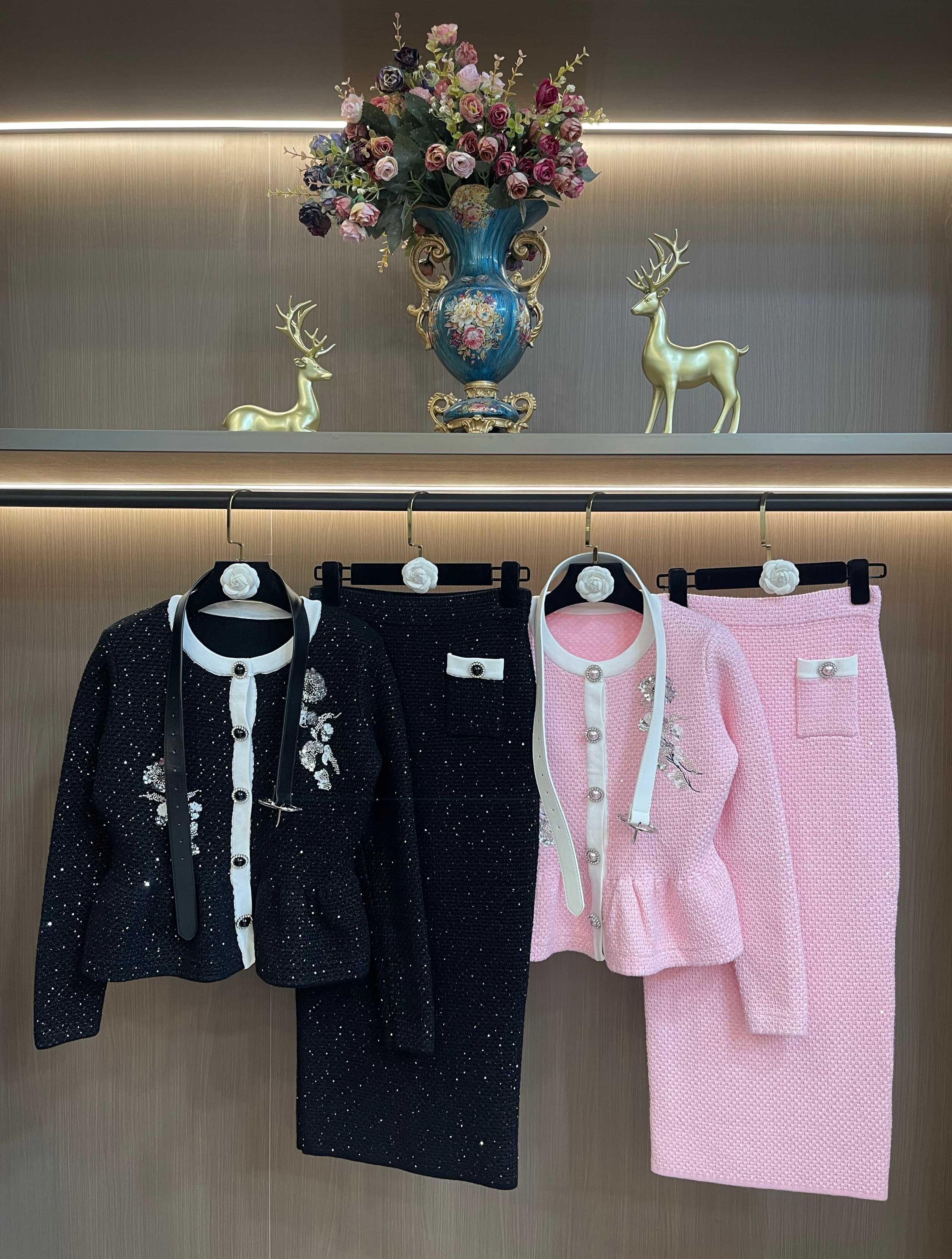 NO:592091,self-portrait 2025 autumn and winter new classic black gold style sequin embroidered knitted suit skirt S-XL size,,skirts,alexander wang19860909self-portrait 2025秋冬新款经典黑千金风亮片刺绣针织套装裙S-XL码,,skirts,alexander wang,Women's clothing