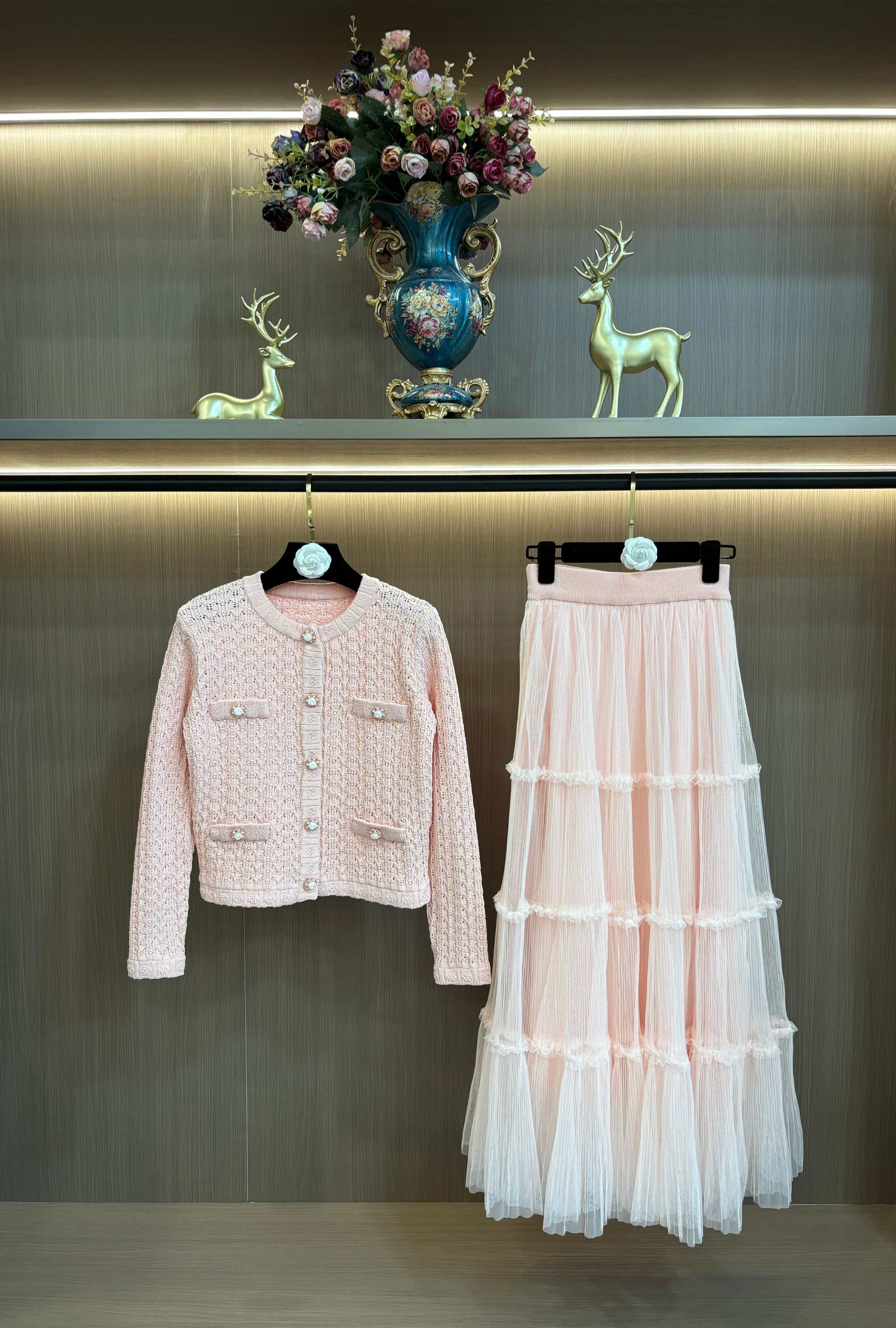 NO:610073,Designer brand 2025 autumn and winter camellia hollow small fragrance knitted jacket top + skirt two-piece suit S-XL size,,skirts,jackets & coats,alexander wang19860909设计师品牌2025秋冬山茶花镂空小香风针织外套上衣+半身裙两件套装S-XL码,,skirts,jackets & coats,alexander wang,Women's clothing