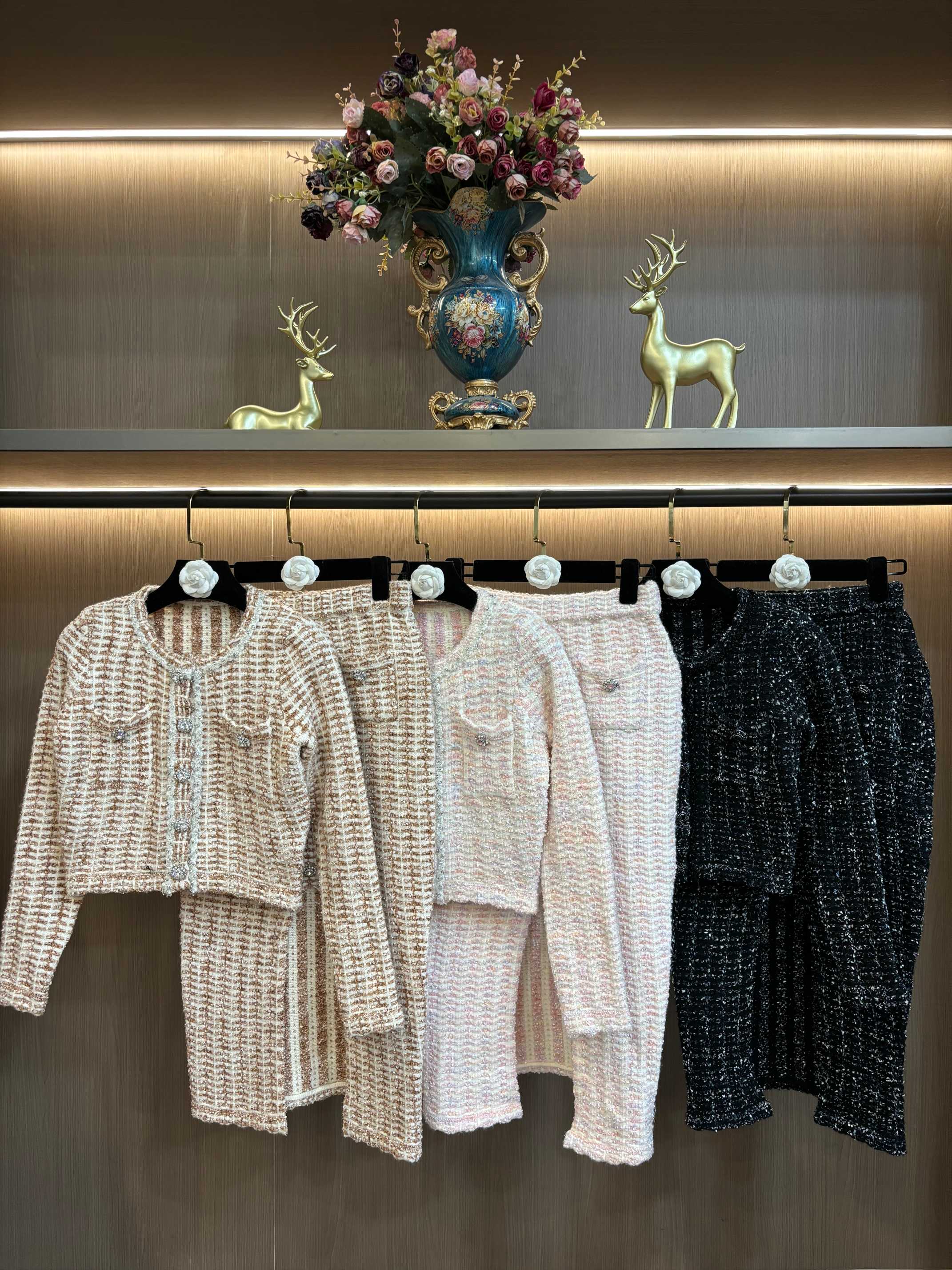 NO:652126,self-portrait autumn and winter classic pink and white mixed color important occasion women's small fragrant style knitted jacket top + skirt two-piece suit S-XL size,,skirts,jackets & coats,alexander wang19860909self-portrait 秋冬经典粉白混色重要场合女装小香风针织外套上衣+半身裙两件套装S-XL码,,skirts,jackets & coats,alexander wang,Women's clothing