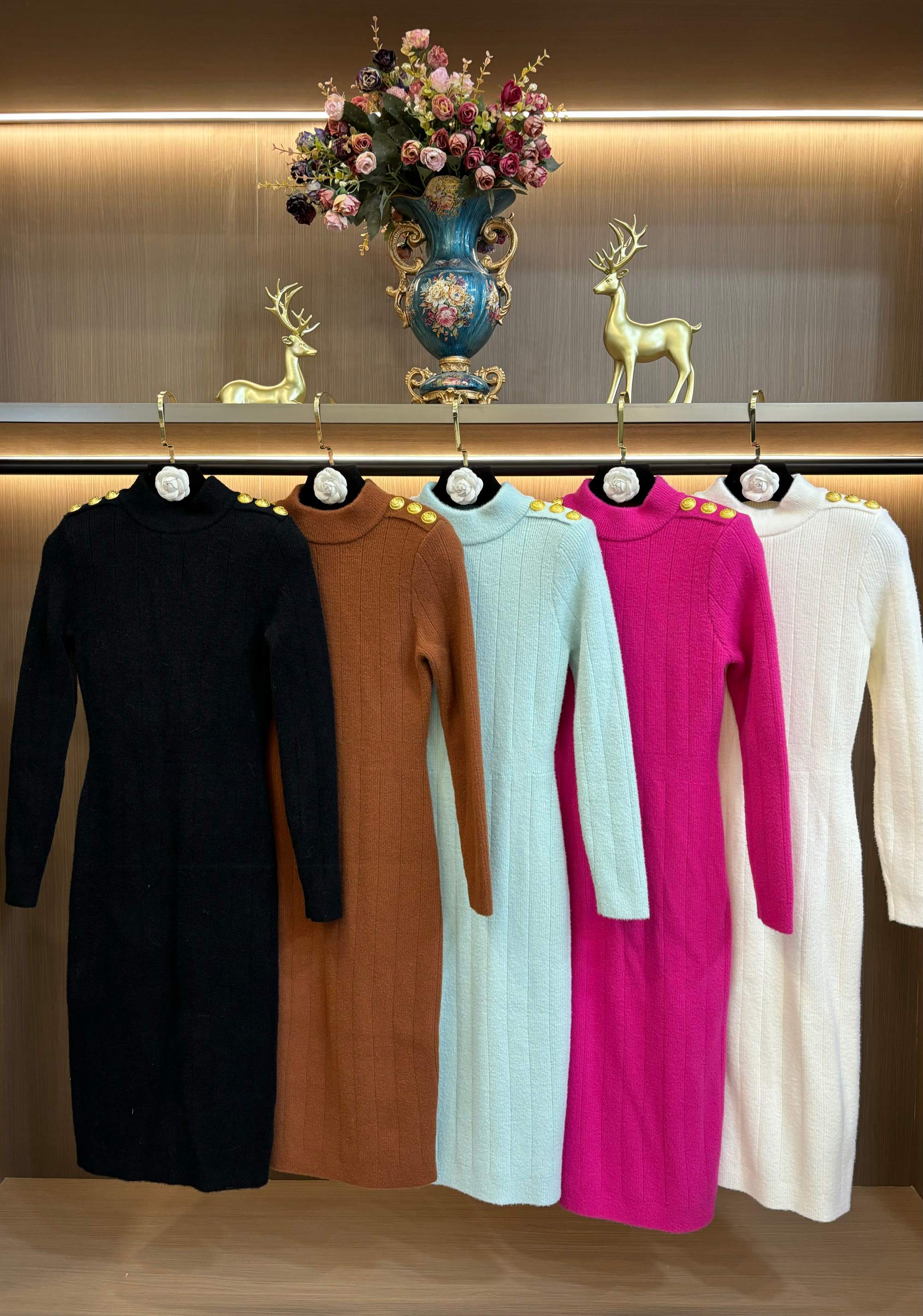 NO:666748,Balmain 2025 autumn and winter stand-up collar metal buckle long-sleeved pit waist knitted dress S-XL size,,balmain,skirts, 19860909巴尔曼2025秋冬立领金属扣长袖坑条收腰针织连衣裙S-XL码,,balmain,skirts, ,Women's clothing