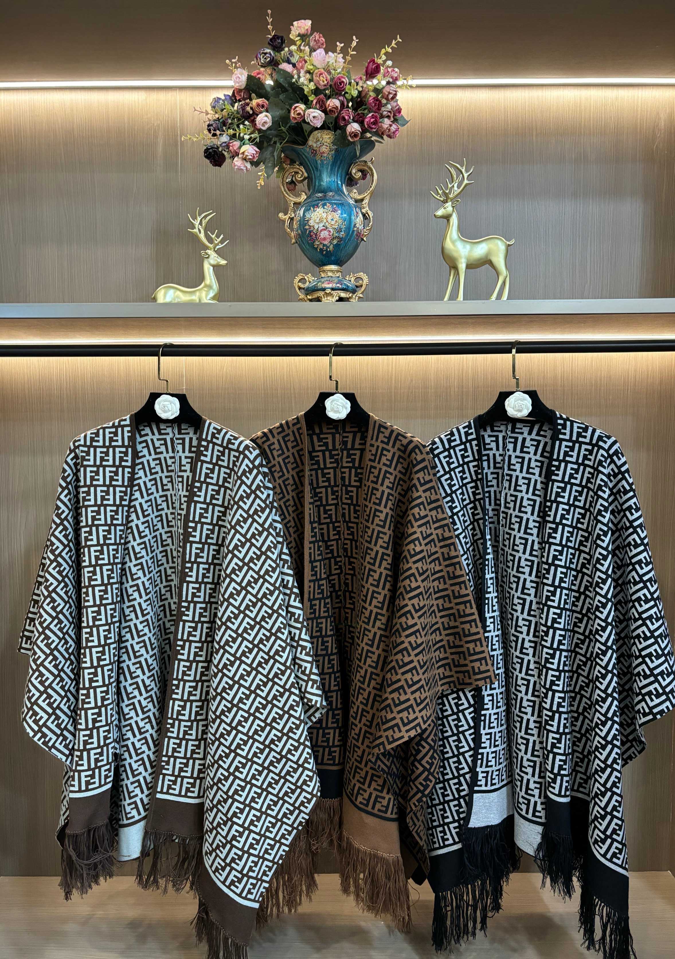 NO:666745,Fendi/Fendi women's wool shawl FF jacquard tassel warm cloak color matching 2025 autumn and winter new style S-XL size,,fendi,fendi,shawls, 19860909Fendi/芬迪女士羊毛披肩FF提花流苏保暖斗篷拼色2025秋冬新款S-XL码,,fendi,fendi,shawls, ,Women's clothing