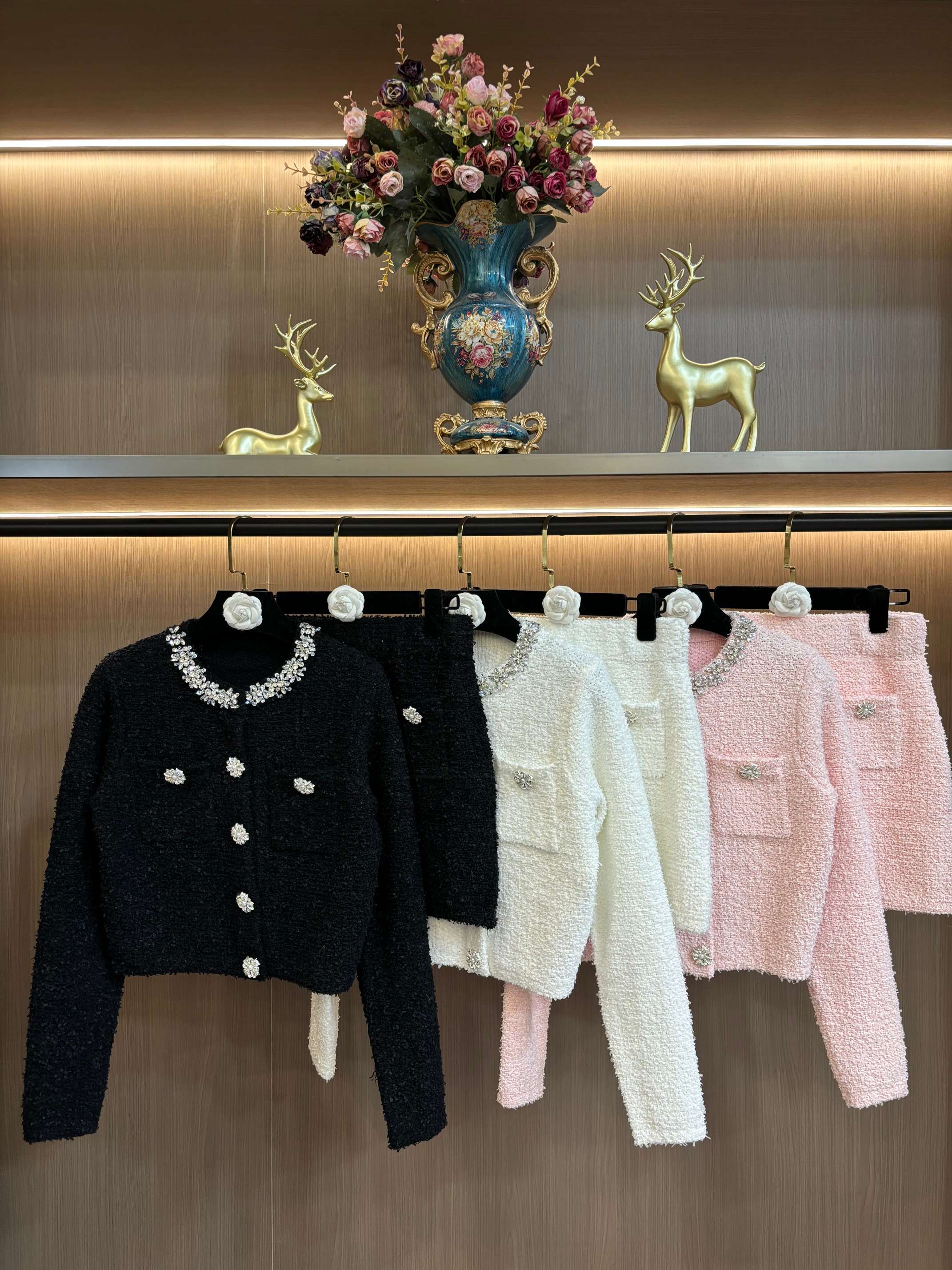 NO:686311,self-portrait new autumn and winter ivory white small fragrance diamond-embellished knitted short jacket top + skirt two-piece set S-XL size, skirts, jackets & coats,19860909self-portrait 秋冬新款象牙白小香风钻饰针织短外套上衣+半身裙两件套S-XL码,,skirts,jackets & coats,,Women's clothing