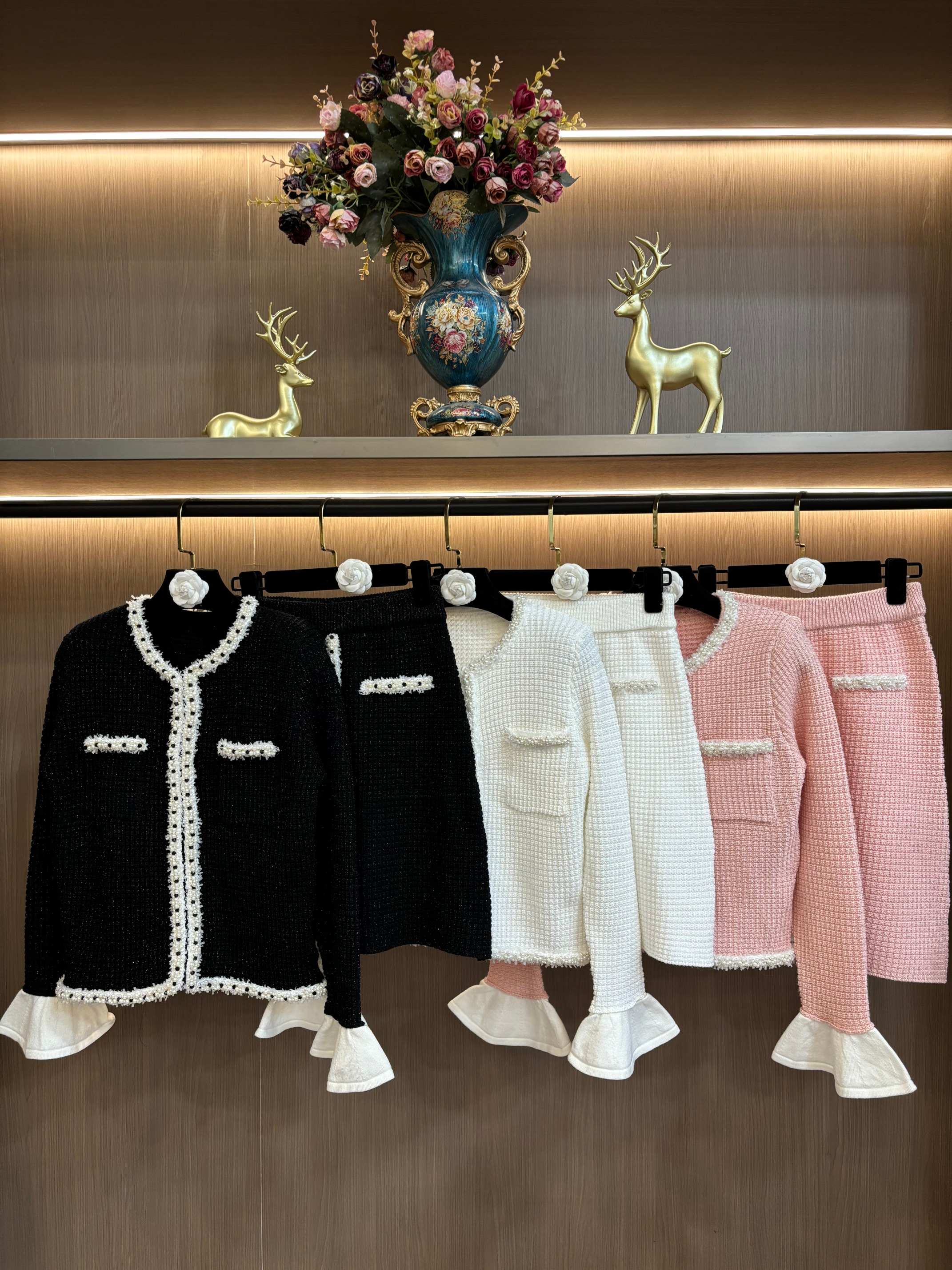 NO:686337,KARL LAGERFELD beaded edge jacket autumn and winter new popular round neck black knitted hook top + skirt two-piece set S-XL,,skirts,jackets & coats,19860909KARL LAGERFELD珠边外套秋冬季新款流行圆领黑色针织手勾上衣+半身裙两件套S-XL码,,skirts,jackets & coats,,Women's clothing