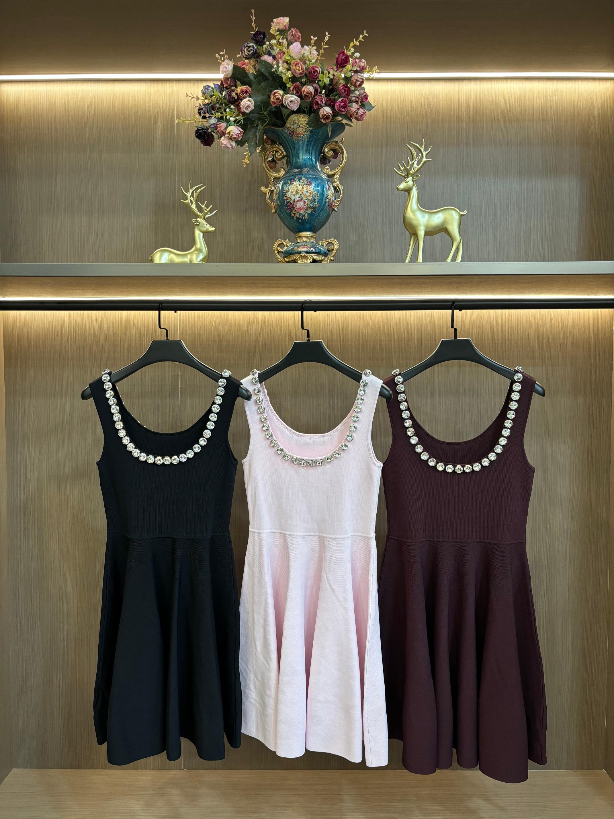 NO:712887,SANDRO2026 early spring new women's black waist waist imitation diamond embellished U-neck vest knitted dress S-XL size,,skirts,19860909SANDRO2026早春新款女装黑色收腰仿钻点缀U领背心针织连衣裙S-XL码,,skirts,,Women's clothing