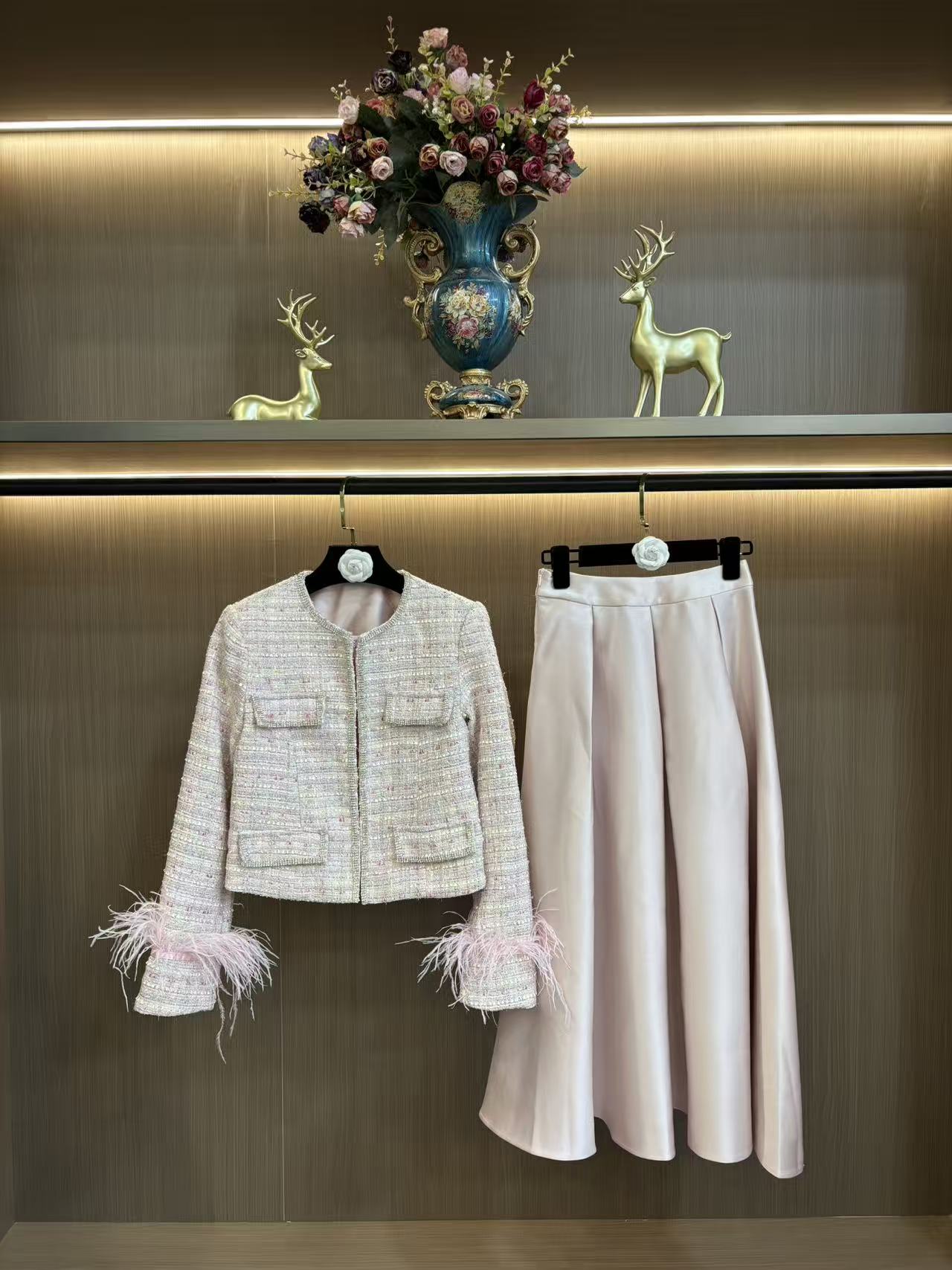 NO:716271,MAI DIRE MAI Diamond Chain Ostrich Feather Xiaoxiang Short Jacket Satin Long Skirt Two-piece Set Women's New Fashion Suit,,,skirts,jackets & coats,19860909MAI DIRE MAI钻链鸵鸟毛小香短外套缎面长裙两件套女新款时尚套装,,,skirts,jackets & coats,,Women's clothing