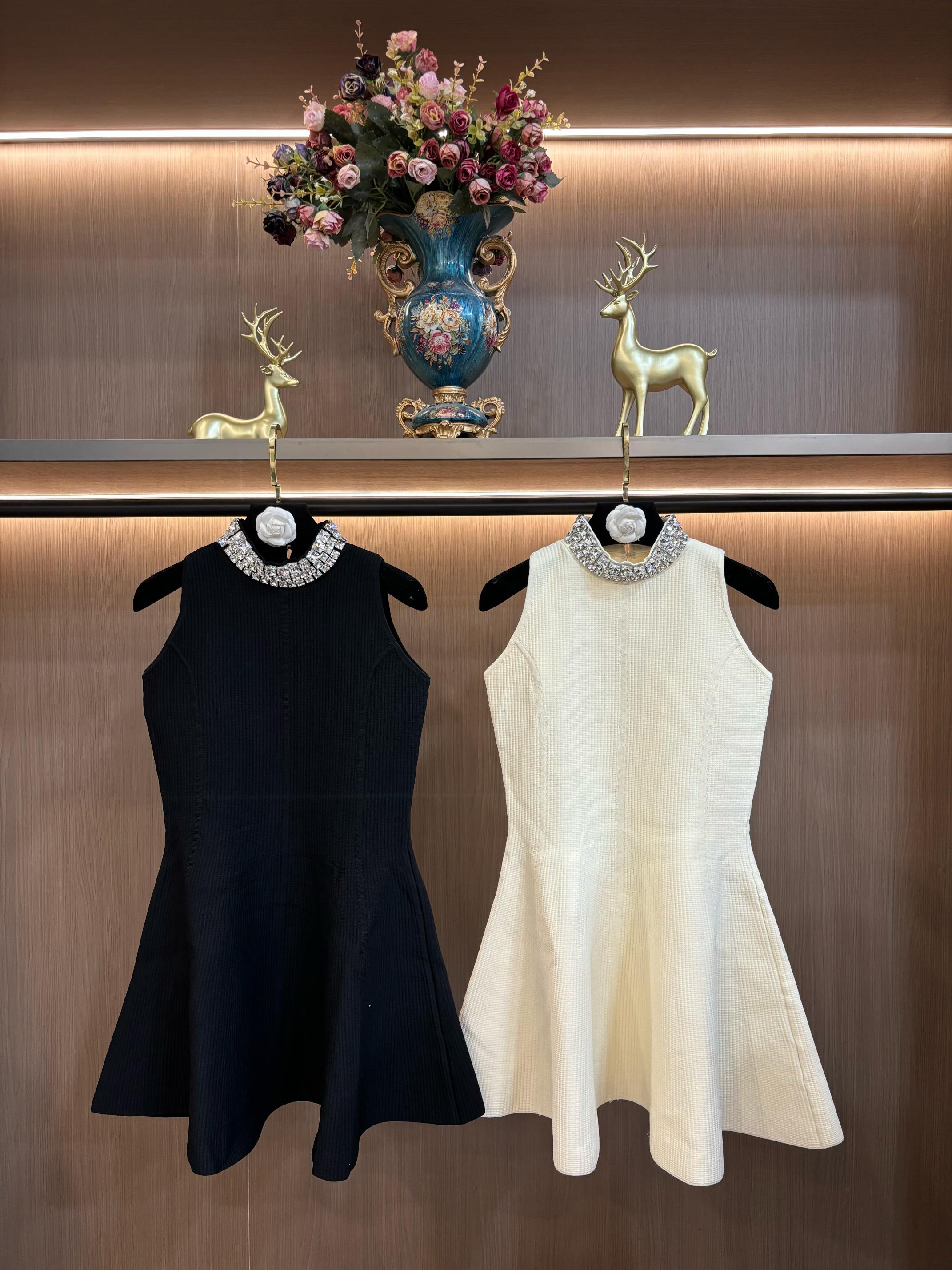 NO:716268,SANDRO2026 early spring new women's French black imitation diamond sleeveless short knitted dress little black skirt, size S-XL,,skirts,19860909SANDRO2026早春新款女装法式黑色仿钻无袖短款针织连衣裙小黑裙,S-XL码,,skirts,,Women's clothing