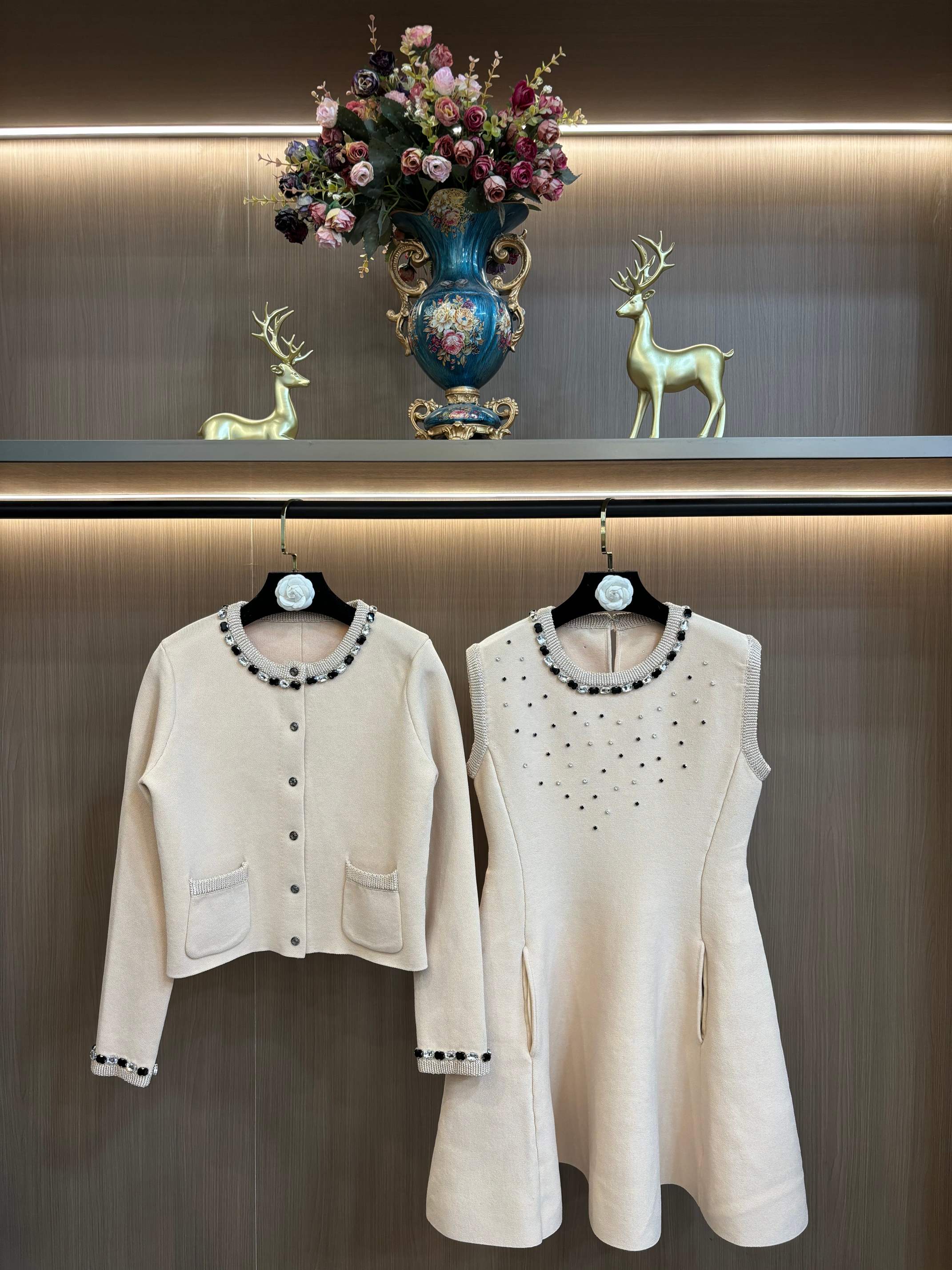 NO:749437,Maje's new French fashion rhinestone-edged round neck long-sleeved short knitted cardigan top for women + sleeveless dress two-piece suit SML code,,skirts,19860909Maje新款法式时尚镶水钻边圆领长袖短针织开衫上衣女+无袖连衣裙两件套装SML码,,skirts,,Women's clothing