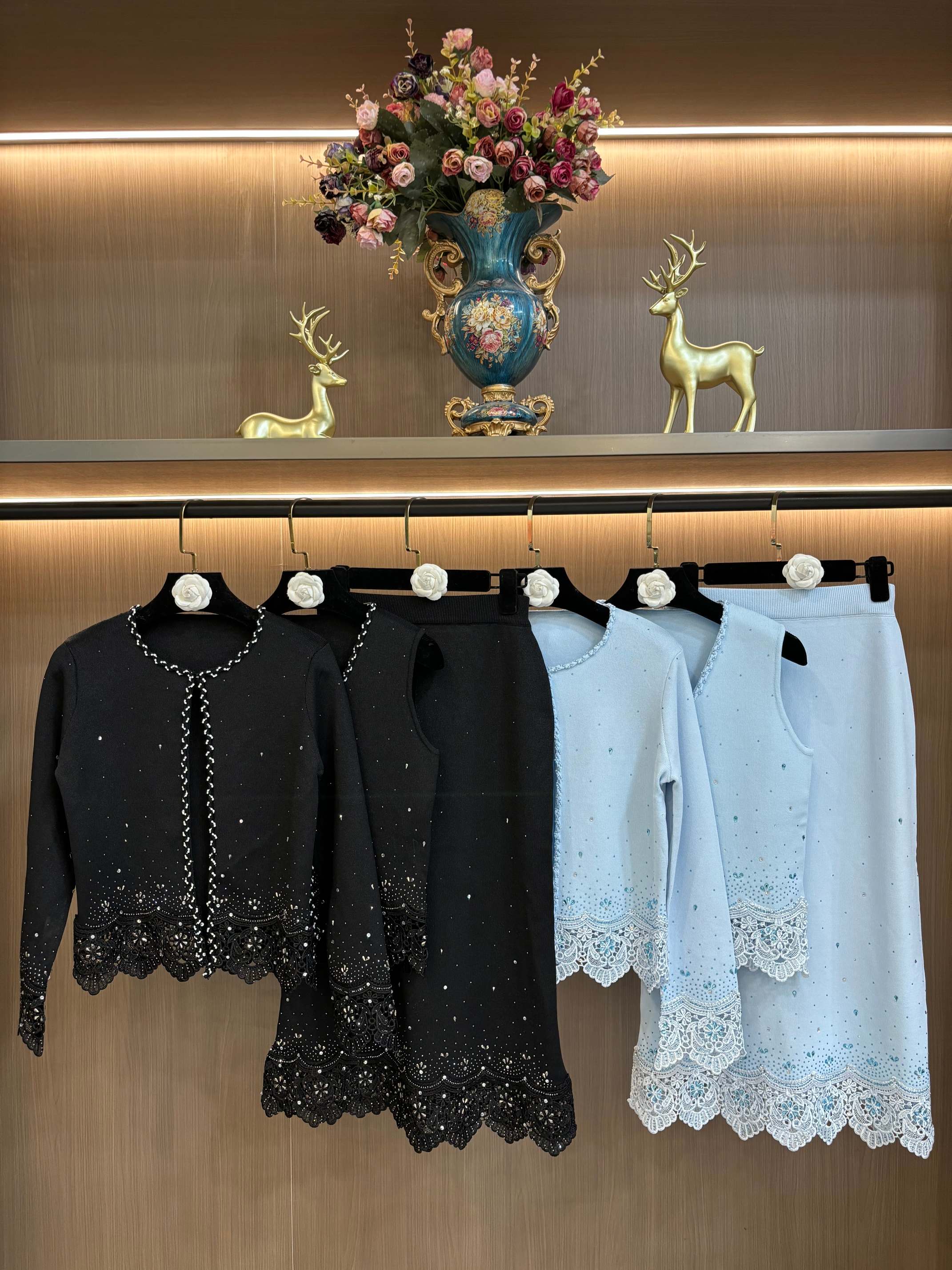 NO:762589,Designer 2026 spring new heavy industry women's lace splicing round neck knitted cardigan vest and skirt 3-piece set available,,skirts,19860909设计师款2026春季新款重工女装蕾丝拼接圆领针织开衫马甲半裙3件套都有,,skirts,,Women's clothing