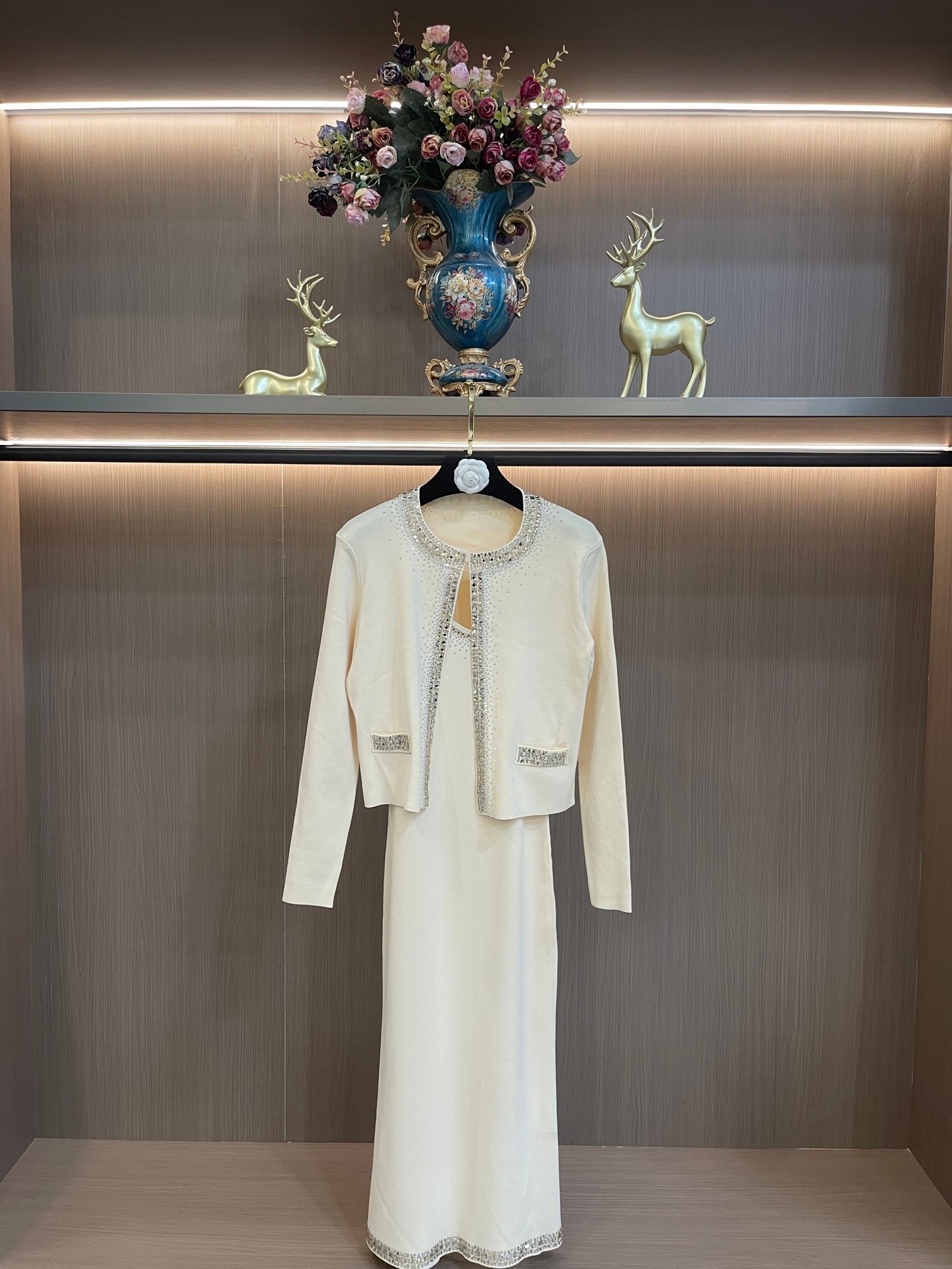 NO:762563,CHICHY designer spring and summer heavy-duty beaded knitted cardigan suspender dress two-piece suit,,skirts,19860909CHICHY设计师款春夏重工顶珠针织开衫吊带连衣裙两件套装,,skirts,,Women's clothing