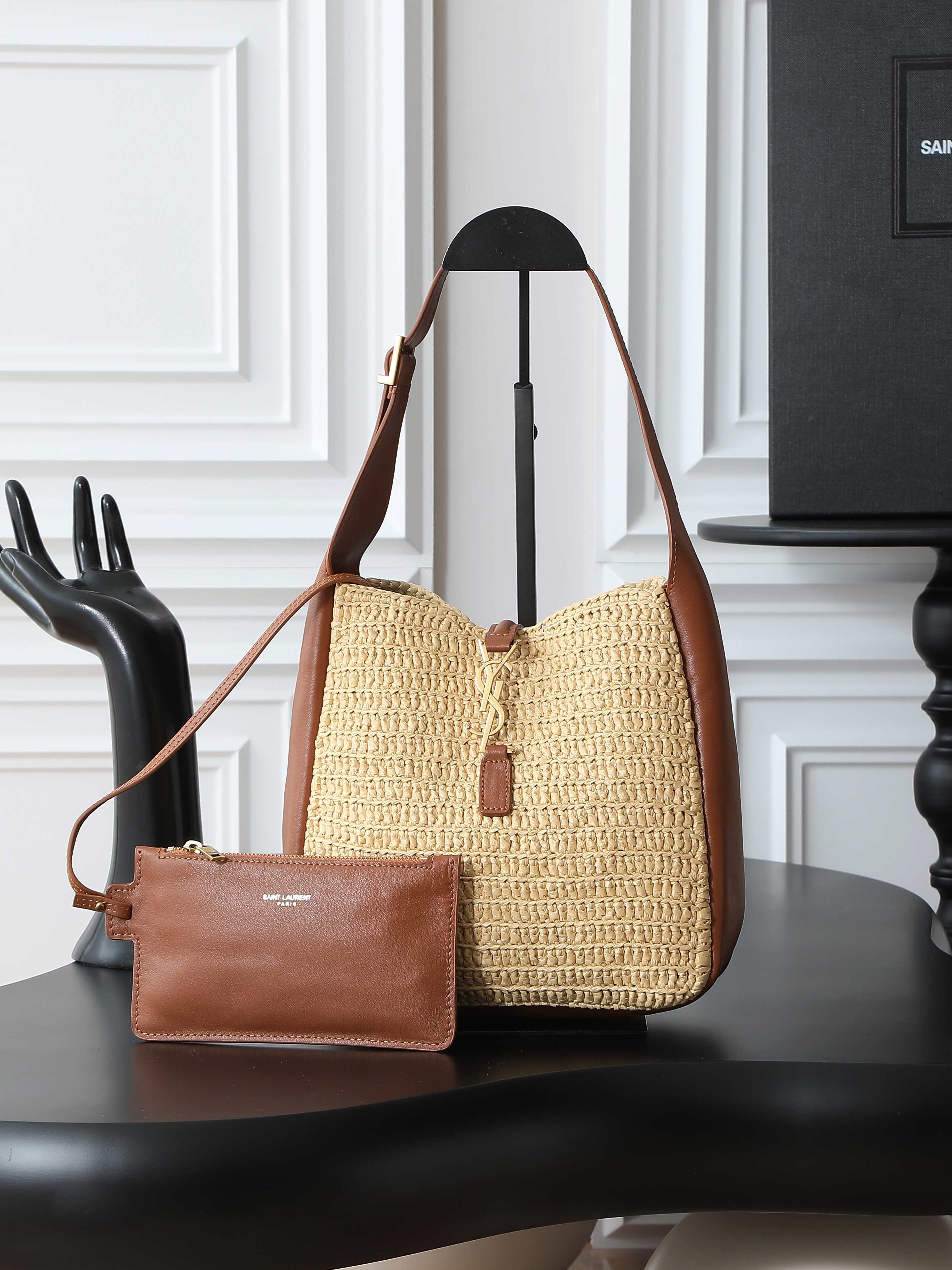 NO:406309,[Exclusive background] Apricot weaving/Gold LE 5A7 series new Rafite woven bag super beautiful woven bucket bag with handheld_The new bag uses imported Rafite and Italian calfskin Hobo straw weaving new ROSE model lightweight and full of fashion sense, super good feel, soft and simple ysl logo, really great back!  Model 713938-1 Size 22x22x10cm, Saint Laurent, saint laurent, saint laurent, espadrilles, cowhide19860909批【独家背景】杏编织/金 LE 5A7系列之新款拉菲草编织包超好看编织水桶包 带手提_全新包型采用进口拉菲草和意大利小牛皮Hobo草编新款 ROSE同款 轻巧又充满时尚感,手感超级好 软软的 搭配简单的ysl logo 真的巨好背！ 型号713938-1 尺寸22x22x10cm,圣罗兰,saint laurent,saint laurent,espadrilles,cowhide,Bag