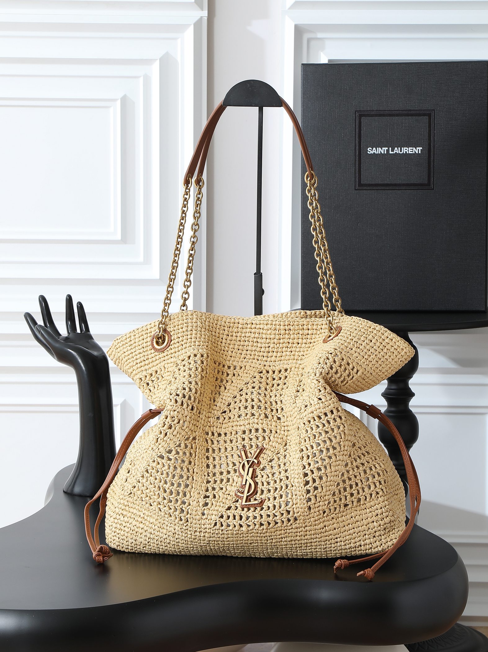 NO:406311,Batch [Exclusive Background] Apricot Weaving/Gold JAMIE New 4.3 Lafite Jamie Shopping Lucky Bag Bag!  The bag growing on the tip of the heart~Y is really good at making trouble. After JAMIE 4.3, a JAMIE SHOPPING is launched, which is so beautiful and lightweight handbag is full of space... It is equipped with chain shoulder straps and removable zipper bags~The chain and drawstrings can tighten or unfold both sides to create different silhouettes!  Full of vacation style, casual, free and exquisite!  Model 838876-1 Original leather Size 35x35x10cm, Saint Laurent, saint laurent19860909批【独家背景】杏编织/金 JAMIE 新款4.3拉菲草Jamie shopping福袋包！长在心尖上的包袋～Y真的是太会搞事情了,继JAMIE4.3之后又推出了一款JAMIE SHOPPING这么好看、轻便手袋空间充裕...配有链条肩带和可拆卸拉链袋～链条和抽绳系带可将两侧收紧或展开,打造不同廓形！满满度假风,随性自在精致！ 型号838876-1 原厂皮 尺寸35x35x10cm,圣罗兰,saint laurent,Bag