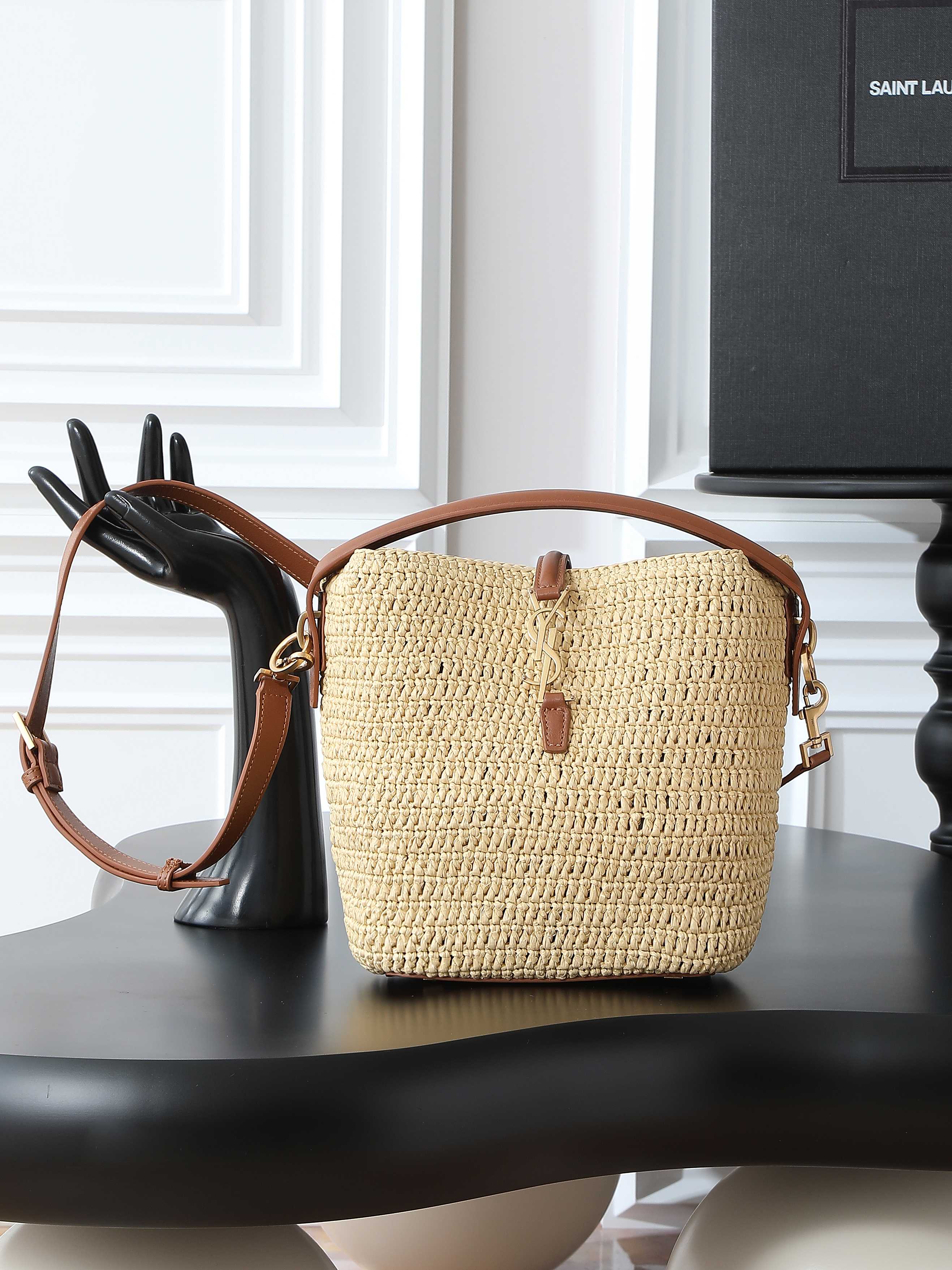 NO:719174,Apricot woven · Batch LE 37 woven bucket bag_ The joy of straw bags｜The new limited edition series is here~ My favorite straw woven bag in summer~ Cowhide leather edges & decorative LOGO hardware hooks, paired with raffia weaving. It is enough to decorate the midsummer. It is full of French lazy style. It can be carried by hand or on the shoulder. The upper body is super nice and will be online in minutes~ A must-have for summer vacations and travel, fashionable and easy to get.  Style No. 749036 Size 17×20×13cm, saint laurent, saint laurent, espadrilles, cowhide19860909杏色编织· 批 LE 37编织水桶包_ 草编包的快乐｜新款限量款系列来啦～ 夏天最爱草编包 牛皮包边&装饰性LOGO五金钩扣,搭配拉菲草编织 足够装点盛夏 法式慵懒风满满 既能手提又能肩背 上身超nice 分分钟钟ins上线～ 夏日度假出街旅游必备,时髦精轻松get 款号749036 尺寸17×20×13cm,圣罗兰,saint laurent,espadrilles,cowhide,Bag