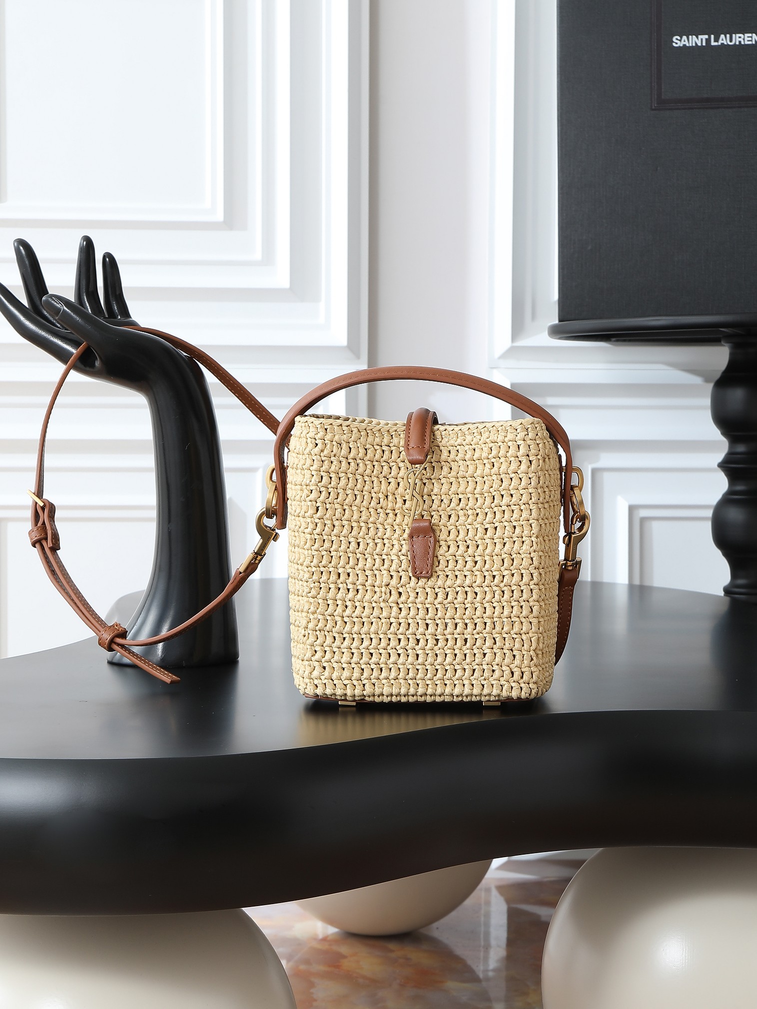 NO:719165,Apricot woven · Batch LE 37 woven bucket bag_ The joy of straw bags｜The new limited edition series is here~ My favorite straw woven bag in summer~ Cowhide leather edges & decorative LOGO hardware hooks, paired with raffia weaving. It is enough to decorate the midsummer. It is full of French lazy style. It can be carried by hand or on the shoulder. The upper body is super nice and will be online in minutes~ A must-have for summer vacations and travel, fashionable and easy to get.  Style number 765870, size 15×13×6cm, saint laurent, saint laurent, espadrilles, cowhide19860909杏色编织· 批 LE 37编织水桶包_ 草编包的快乐｜新款限量款系列来啦～ 夏天最爱草编包 牛皮包边&装饰性LOGO五金钩扣,搭配拉菲草编织 足够装点盛夏 法式慵懒风满满 既能手提又能肩背 上身超nice 分分钟钟ins上线～ 夏日度假出街旅游必备,时髦精轻松get 款号765870 尺寸15×13×6cm,圣罗兰,saint laurent,espadrilles,cowhide,Bag