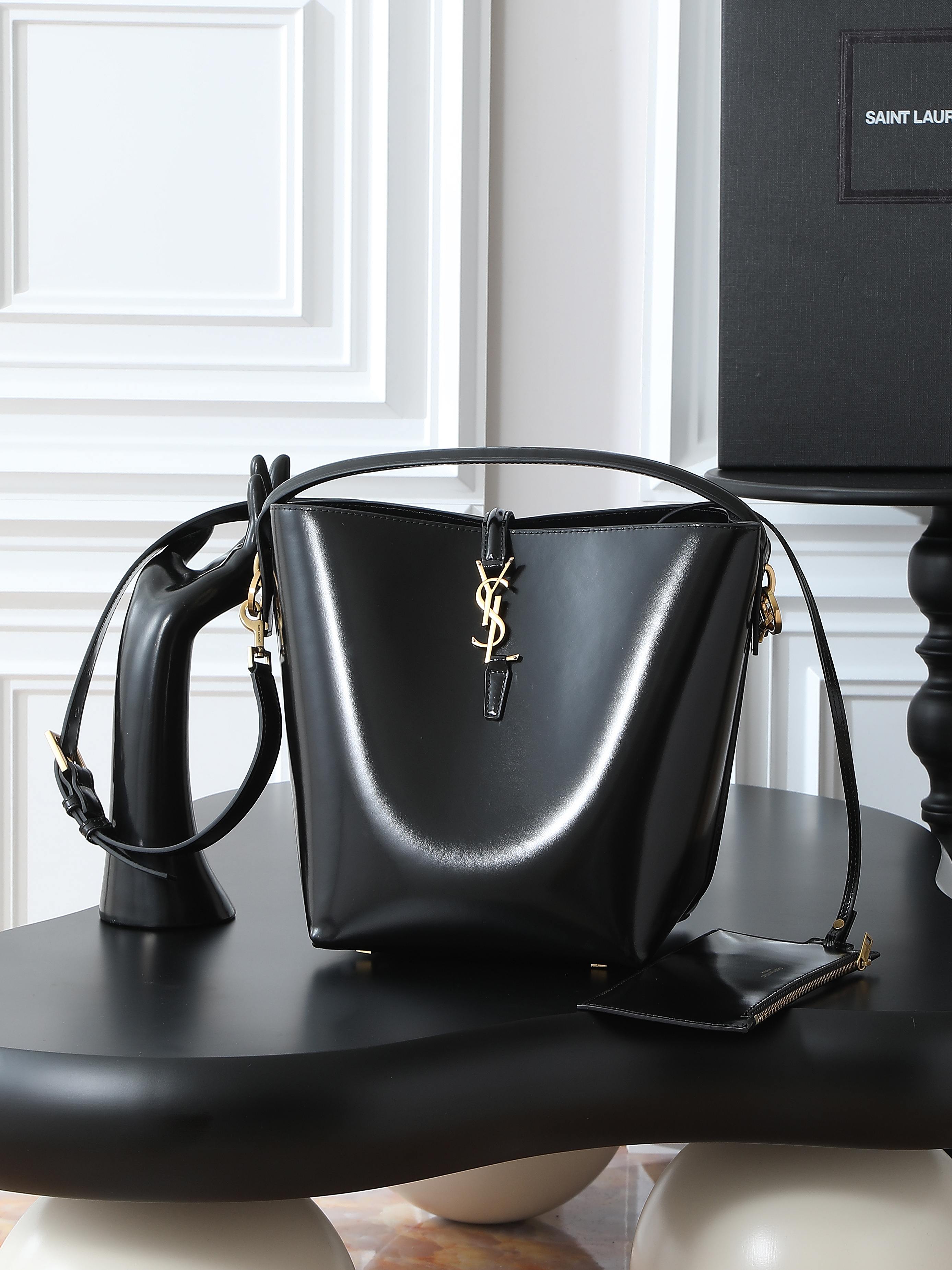NO:555912,Black·Batch LE 5A7 series new super-good-looking bucket bag with handle_New bag type, made of Italian calfskin, the bag has a simple and three-dimensional outline, looks stiff but not too sharp, has a metal foot nail at the bottom, and is paired with a plug-in buckle with a classic iconic metal logo. The overall style gives a unique temperament that is both classic and elegant, yet very fashionable and modern!  Model 742828 size 26×20×12cm, saint laurent, saint laurent, cowhide19860909黑色·批 LE 5A7系列之新款超好看水桶包 带手提_全新包型,采用意大利小牛皮,包身轮廓简洁、立体,看上去硬挺又不会太凌厉,底部带有个金属脚钉,搭配经典标志性金属logo的插入式包扣,整体给人一种既经典优雅,又很时髦现代的独特气质！ 型号742828 尺寸26×20×12cm,圣罗兰,saint laurent,cowhide,Bag