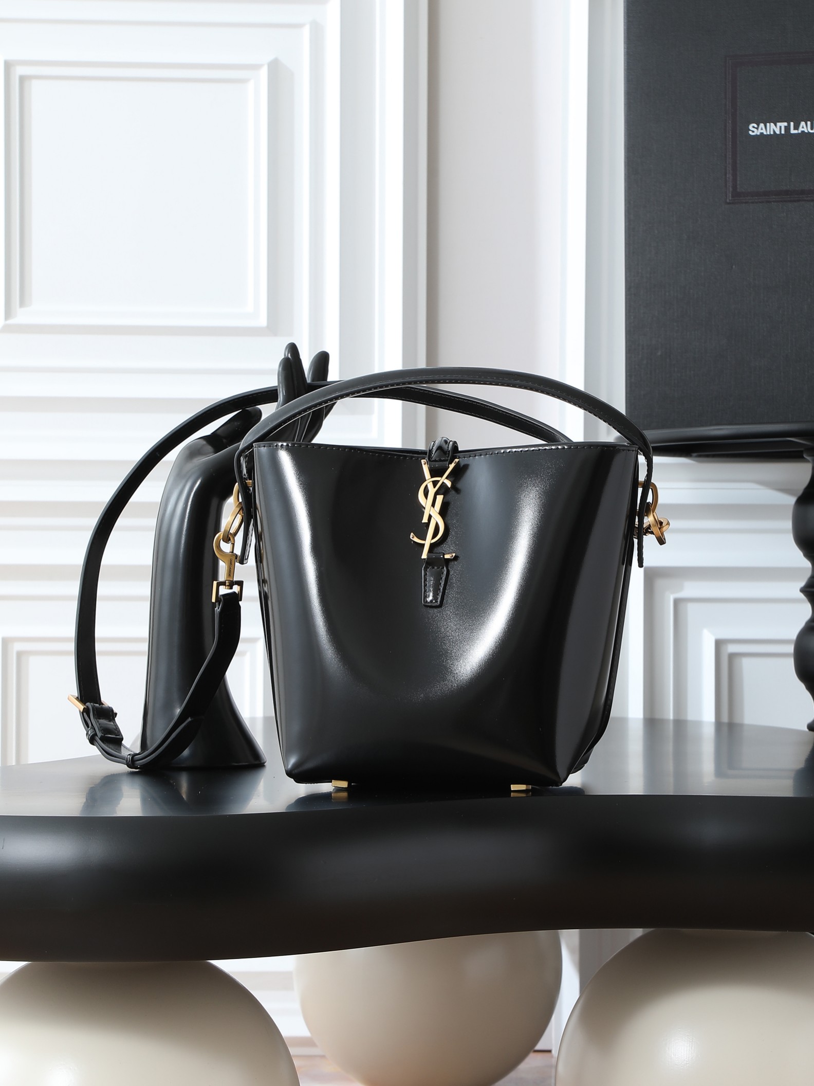 NO:555906,Black · Batch LE 37 Bucket Bag Small_Super nice bucket bag with handle_New bag type, made of Italian calfskin, the bag has a simple and three-dimensional outline, looks stiff but not too sharp, with a metal foot nail at the bottom, and a plug-in bag buckle with a classic iconic metal logo, giving the overall look a unique temperament that is both classic and elegant, yet very fashionable and modern!  Size 17×20×13cm Model 749036, saint laurent, saint laurent, cowhide19860909黑色·批 LE 37水桶包小号_ 超好看水桶包 带手提_全新包型,采用意大利小牛皮,包身轮廓简洁、立体,看上去硬挺又不会太凌厉,底部带有个金属脚钉,搭配经典标志性金属logo的插入式包扣,整体给人一种既经典优雅,又很时髦现代的独特气质！ 尺寸17×20×13cm 型号749036,圣罗兰,saint laurent,cowhide,Bag