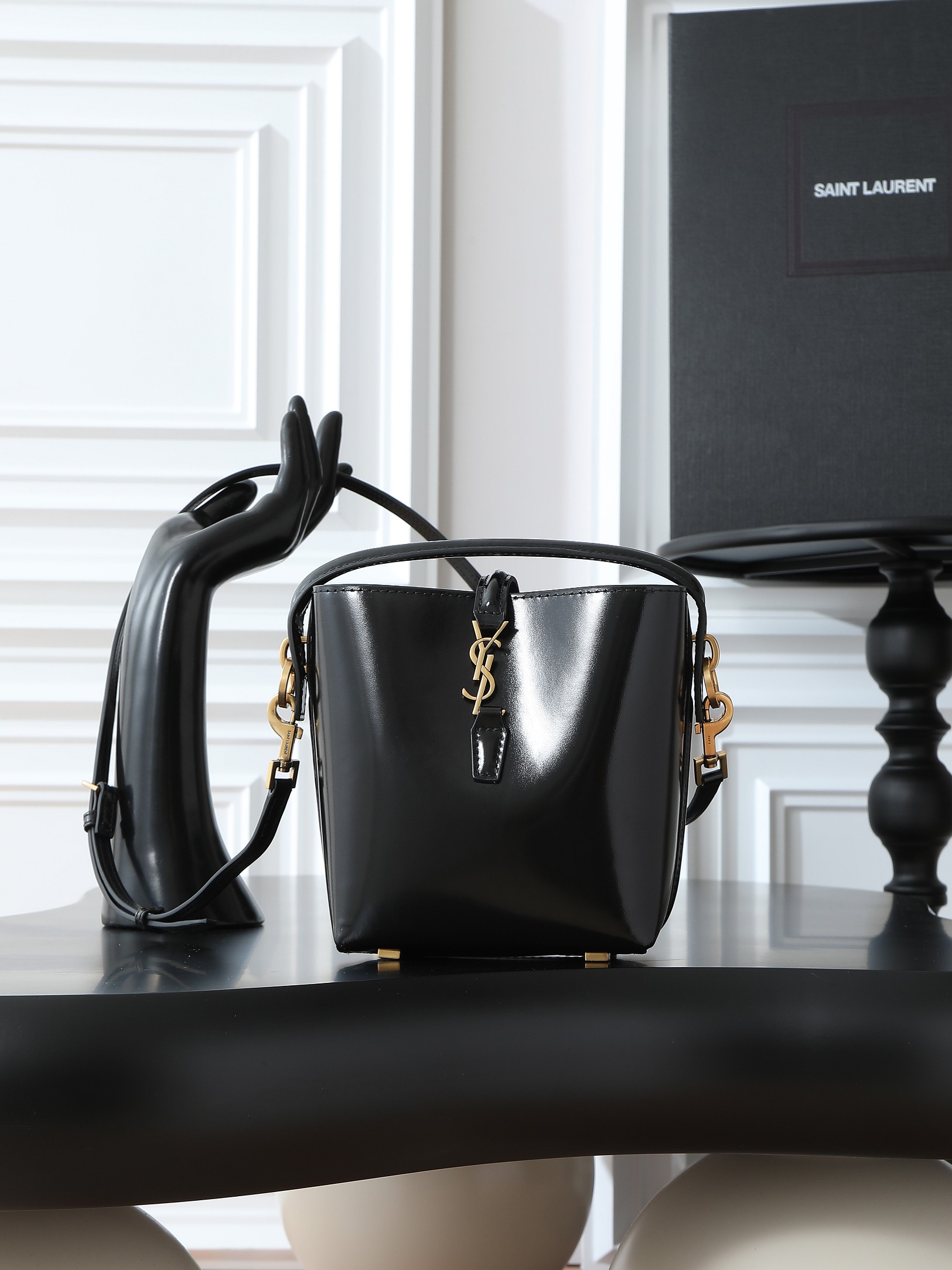 NO:555913,Black·Batch LE 37_Bucket Bag Mini The bucket bag has become popular in the fashion circle since its debut!  The outline of the smooth cowhide bag is simple and three-dimensional, and it looks stiff but not too sharp. Paired with the newly designed plug-in buckle with the brand's iconic logo, the whole body gives a unique temperament that is both classic and elegant, yet very fashionable and modern. Style number 765870, size 15x13x6cm, saint laurent, saint laurent, cowhide19860909黑色·批 LE 37_水桶包迷你 出场既火爆时尚圈的水桶包！ 光面牛皮包身轮廓简洁、立体,看上去硬挺却不会太凌厉. 搭配上品牌标志性logo新设计的插入式包扣,整体给人一种既经典优雅,又很时髦现代的独特气质. 款号765870 尺寸15x13x6cm,圣罗兰,saint laurent,cowhide,Bag