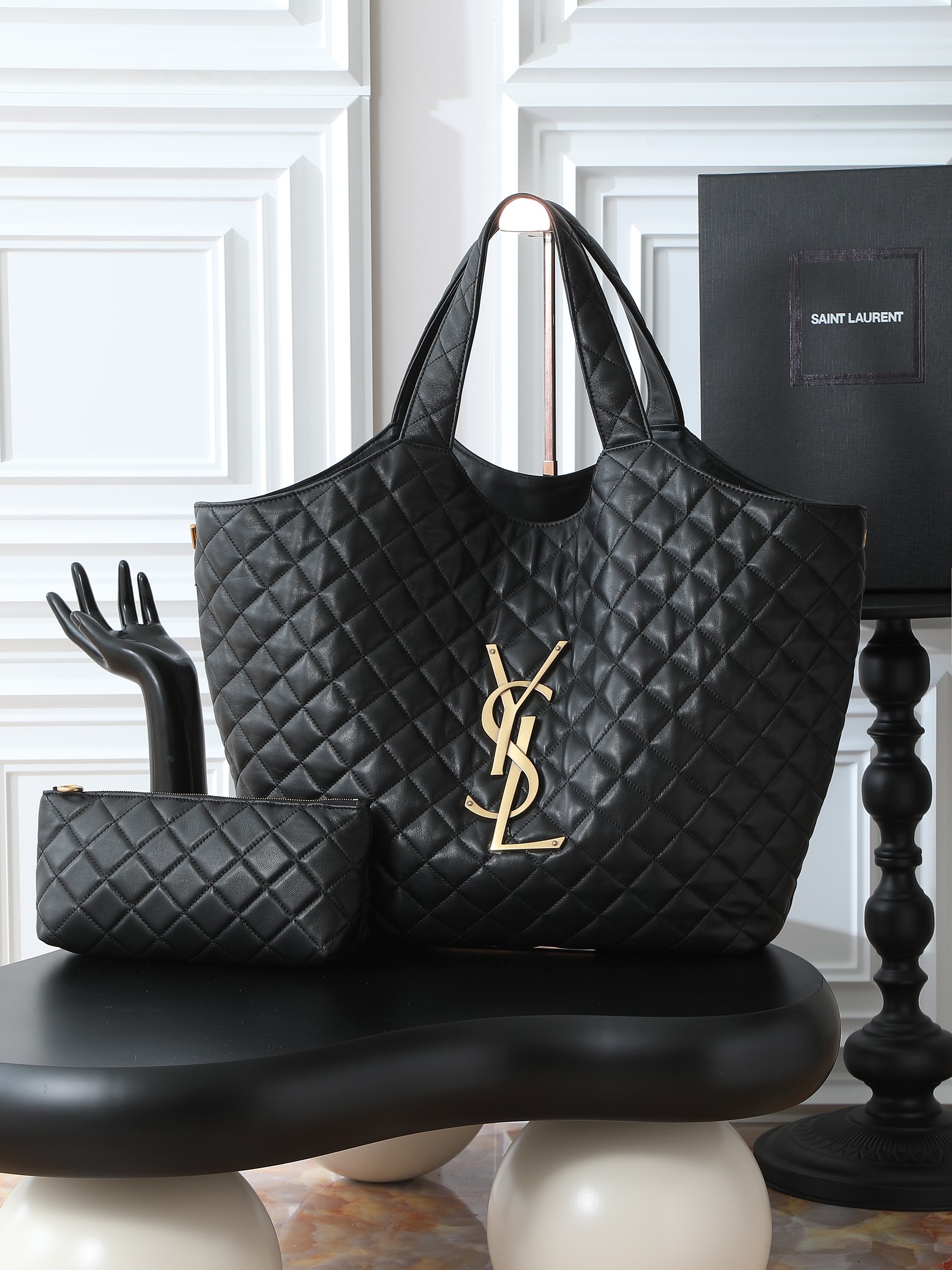 NO:406310,P price adjustment black sheepskin/ancient gold fine products are available _ With the rise of the 'small waste bag' trend, the size of bags of major brands is getting smaller and smaller. While fashion trends carry them, they often have to prepare a large handbag to hold mobile phones, water cups, umbrellas and other daily items. It seems that they have heard of everyone's needs. Y Family has launched a new bag ICARE this season, which is said to be 'can hold everything in life'. The name originated from the Greek mythical figure Icarus, the three-dimensional letter combination in the center of Napa sheepskin, avant-garde and aura. The creative director of Y Family also said that this handbag will soon become the brand's most eye-catching new style. For people who cannot rely on small handbags to travel in daily life, Icare's spacious large-capacity design and simple and clean style must be very suitable for you!  Model 698651-1 Large bag size opening width 58cm Bottom width 47cm Height (with wrist) 61cm Bottom side width 8cm Small bag size 27x13x8cm, Saint Laurent, saint laurent, sheepskin, umbrellas19860909P调价黑羊皮/古金精品专供 _随着“小废包”风潮的崛起,各大品牌包包尺寸越做越小,时尚潮人们背着它们凹造型的同时,往往还得另外准备一个大手袋来装手机、水杯、雨伞等日常物品,似乎听到了大家这类的需求,Y家本季新推出一款号称“能够装下生活的一切”的新款包袋ICARE,名字起源于希腊神话人物-伊卡洛斯,纳帕羊皮中央的立体字母组合,前卫又有气场,Y家创意总监也表示这款手袋即将成为品牌最瞩目的新款,对于日常无法依靠小手袋出行的人们,Icare宽敞的大容量设计和简洁干净的造型一定非常适合你！ 型号698651-1 大包尺寸开口宽度58cm 底部宽度47cm 高度（带手腕）61cm 底部侧宽8cm 小包尺寸27x13x8cm,圣罗兰,saint laurent,sheepskin,umbrellas,Bag