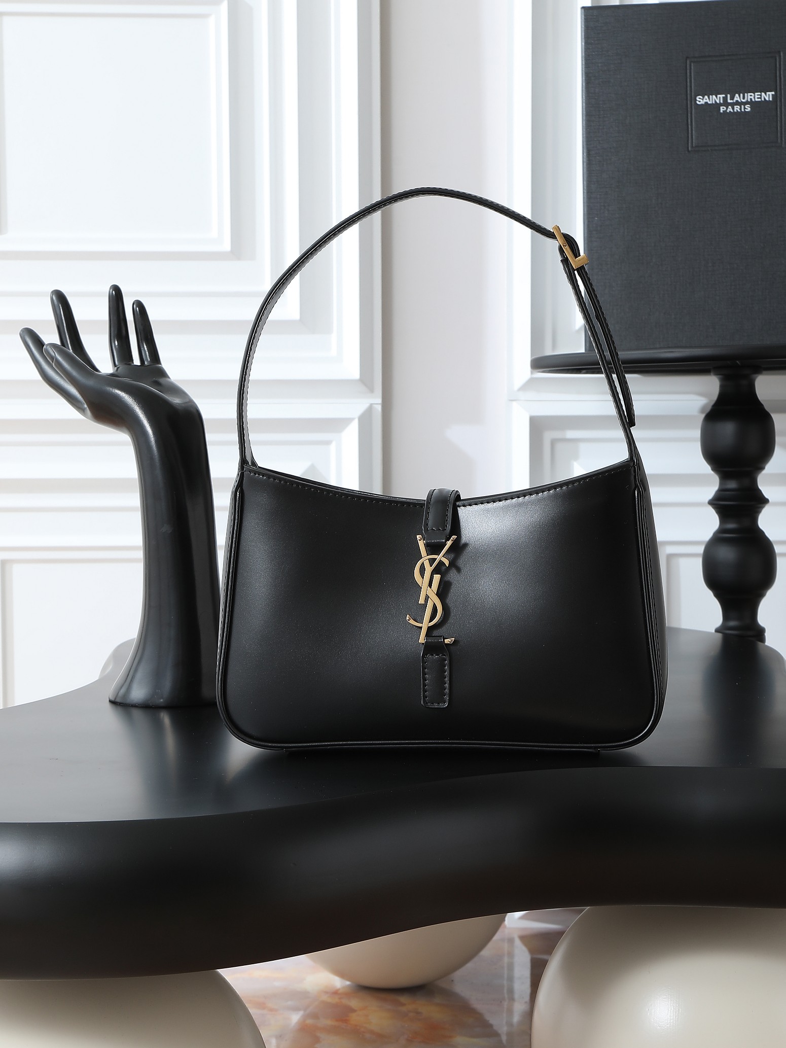 NO:659513,[Packaging] Black plain/gold small original leather, exclusive for 5 and 7 new styles of plain, Y family’s armpit bag that has become extremely popular this year. The bag has a simple and three-dimensional outline, which looks stiff but not too sharp. Paired with the brand’s iconic plug-in buckle, the whole thing gives a unique temperament that is both classic and elegant, yet very fashionable and modern!  Model 657228-1 size 23x16x6.5cm, saint laurent, saint laurent19860909【配包装】黑平纹/金小号原厂皮、精品专供  5 7新款平纹,Y家今年火到爆炸的腋下包.包包本包身轮廓简洁、立体,看上去硬挺却不会太凌厉.搭配上品牌标志性的插入式包扣,整体给人一种既经典优雅,又很时髦现代的独特气质！ 型号657228-1 尺寸23x16x6.5cm,圣罗兰,saint laurent,Bag