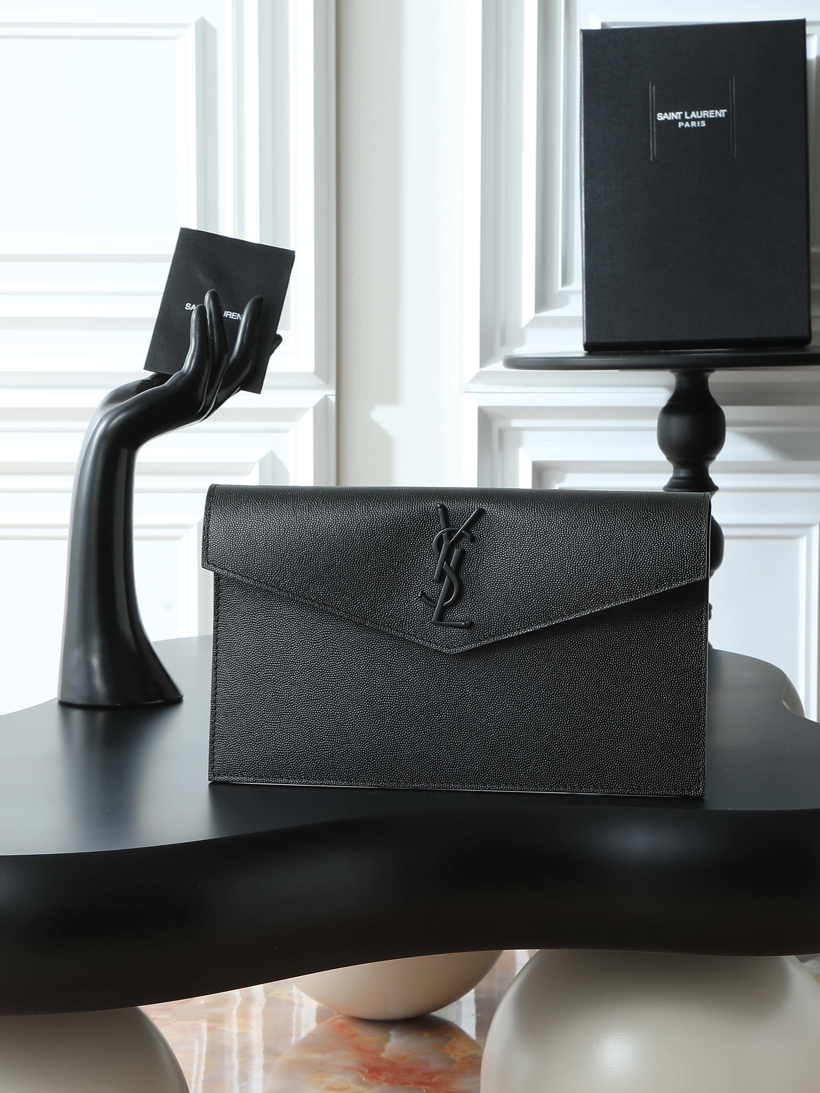 NO:555948,Top original order [Black Caviar] with packaging Uptown_New clutch bag The most classic iconic metal logo, Italian imported cowhide, ball pattern, simple yet high-end, can be worn with casual style or lady style or suit, just grab it when you go out Model 565739 Size 27×16×2, saint laurent, saint laurent, handbag, business suit, cowhide19860909顶级原单【黑色鱼子酱】配包装 Uptown_新品手拿包 最经典的标志性金属logo,意大利进口牛皮,球纹,简约又不失高端,搭配休闲风or淑女风或者西装都能hold得住,出门随手一拿就ok啦 型号565739 尺寸27×16×2,圣罗兰,saint laurent,handbag,business suit,cowhide,Bag