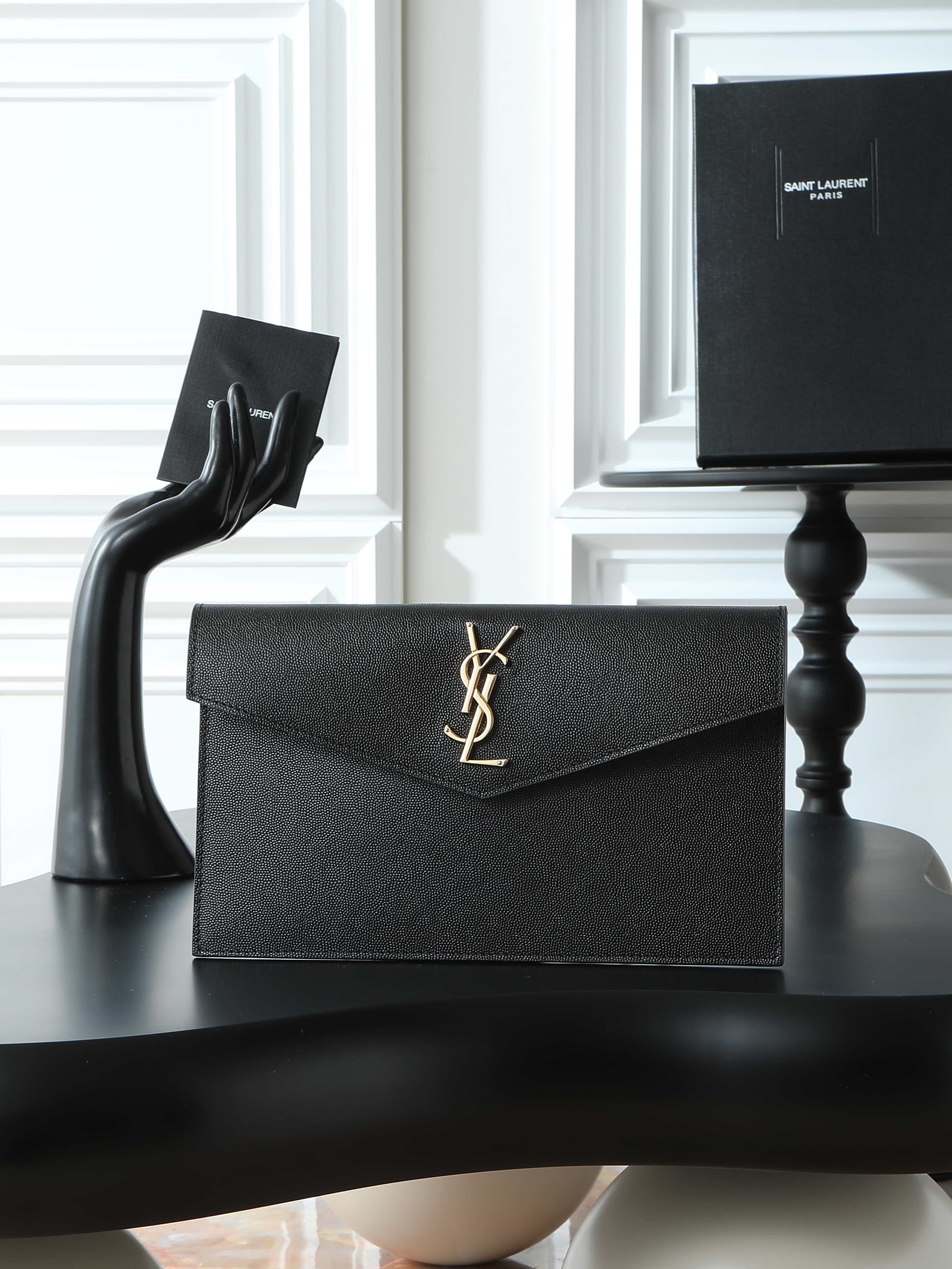 NO:555957,Top original order [Black Caviar] with packaging Uptown_New clutch bag The most classic iconic metal logo, Italian imported cowhide, ball pattern, simple yet high-end, can be worn with casual style or lady style or suit, just grab it when you go out Model 565739 Size 27×16×2, saint laurent, saint laurent, handbag, business suit, cowhide19860909顶级原单【黑色鱼子酱】配包装 Uptown_新品手拿包 最经典的标志性金属logo,意大利进口牛皮,球纹,简约又不失高端,搭配休闲风or淑女风或者西装都能hold得住,出门随手一拿就ok啦 型号565739 尺寸27×16×2,圣罗兰,saint laurent,handbag,business suit,cowhide,Bag