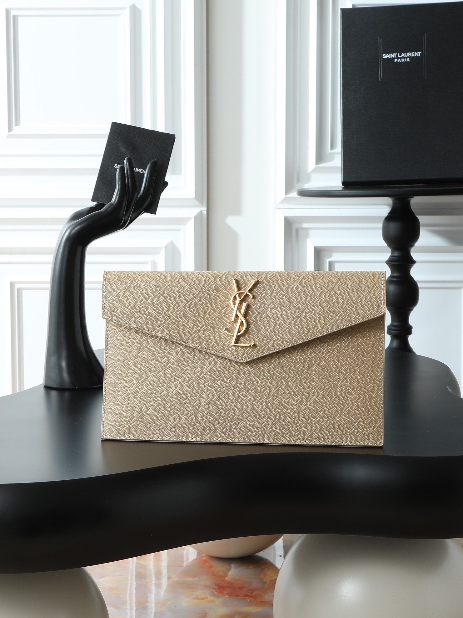 NO:555917,Top original order [apricot caviar] with packaging Uptown_new clutch bag The most classic iconic metal logo, Italian imported cowhide, ball pattern, simple yet high-end, can be worn with casual style or lady style or suit, just grab it when you go out Model 565739 Size 27×16×2, saint laurent, saint laurent, handbag, business suit, cowhide19860909顶级原单【杏色鱼子酱】配包装 Uptown_新品手拿包 最经典的标志性金属logo,意大利进口牛皮,球纹,简约又不失高端,搭配休闲风or淑女风或者西装都能hold得住,出门随手一拿就ok啦 型号565739 尺寸27×16×2,圣罗兰,saint laurent,handbag,business suit,cowhide,Bag