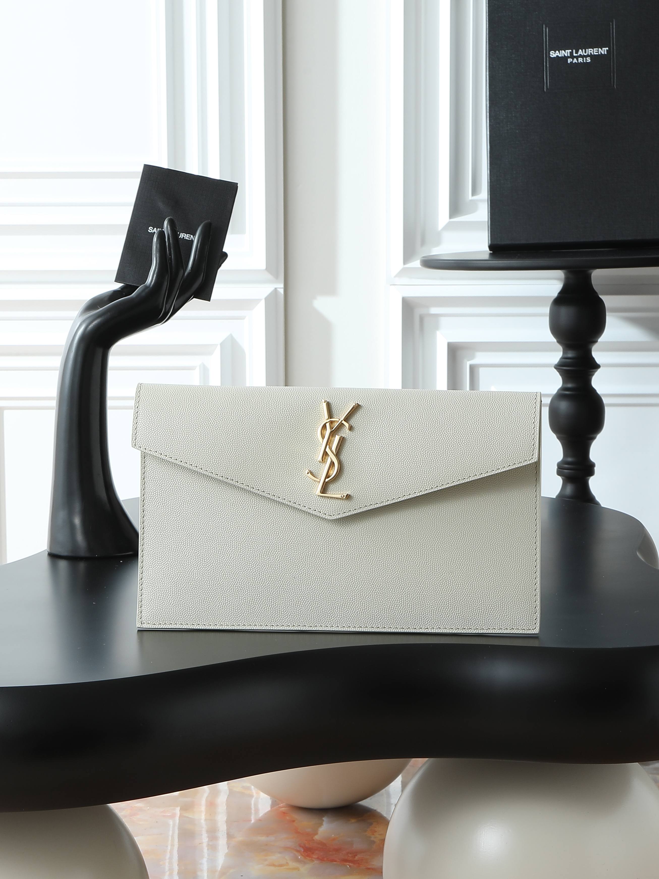 NO:555931,Top original order [White Caviar] with packaging Uptown_New clutch bag The most classic iconic metal logo, Italian imported cowhide, ball pattern, simple yet high-end, can be worn with casual style or lady style or suit, just grab it when you go out Model 565739 Size 27×16×2, saint laurent, saint laurent, handbag, business suit, cowhide19860909顶级原单【白色鱼子酱】配包装 Uptown_新品手拿包 最经典的标志性金属logo,意大利进口牛皮,球纹,简约又不失高端,搭配休闲风or淑女风或者西装都能hold得住,出门随手一拿就ok啦 型号565739 尺寸27×16×2,圣罗兰,saint laurent,handbag,business suit,cowhide,Bag