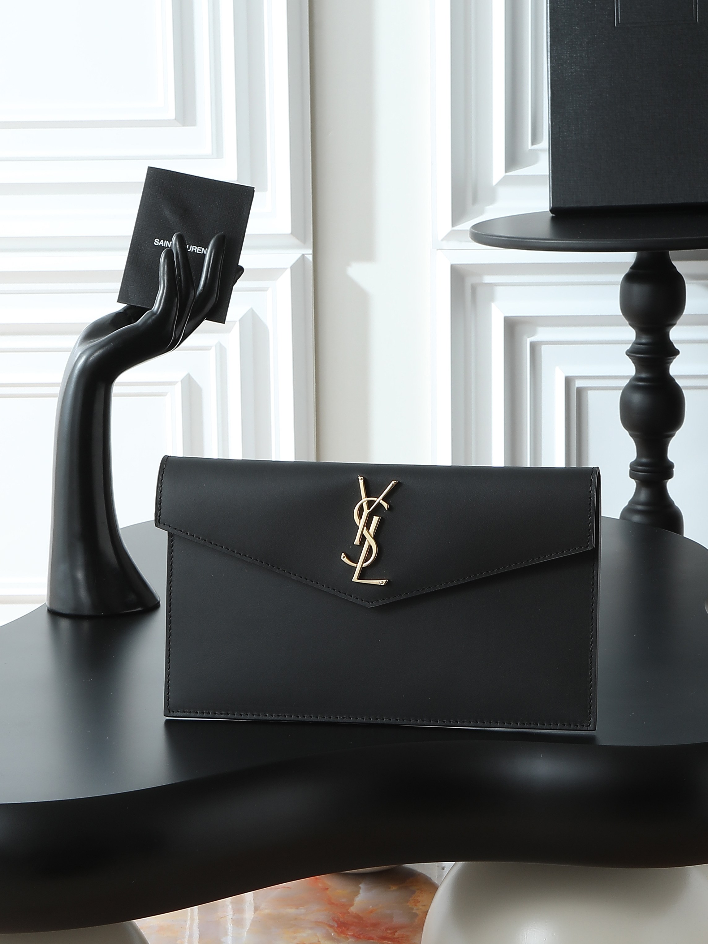 NO:555945,Top original order [Black plain gold buckle] with packaging Uptown_New clutch bag The most classic iconic metal logo, Italian imported cowhide, simple yet high-end, can be worn with casual style or lady style or suit, just grab it when you go out Model 565739 Size 27×16×2, saint laurent, saint laurent, handbag, business suit, cowhide19860909顶级原单【黑色平纹金扣】配包装 Uptown_新品手拿包 最经典的标志性金属logo,意大利进口牛皮,简约又不失高端,搭配休闲风or淑女风或者西装都能hold得住,出门随手一拿就ok啦 型号565739 尺寸27×16×2,圣罗兰,saint laurent,handbag,business suit,cowhide,Bag