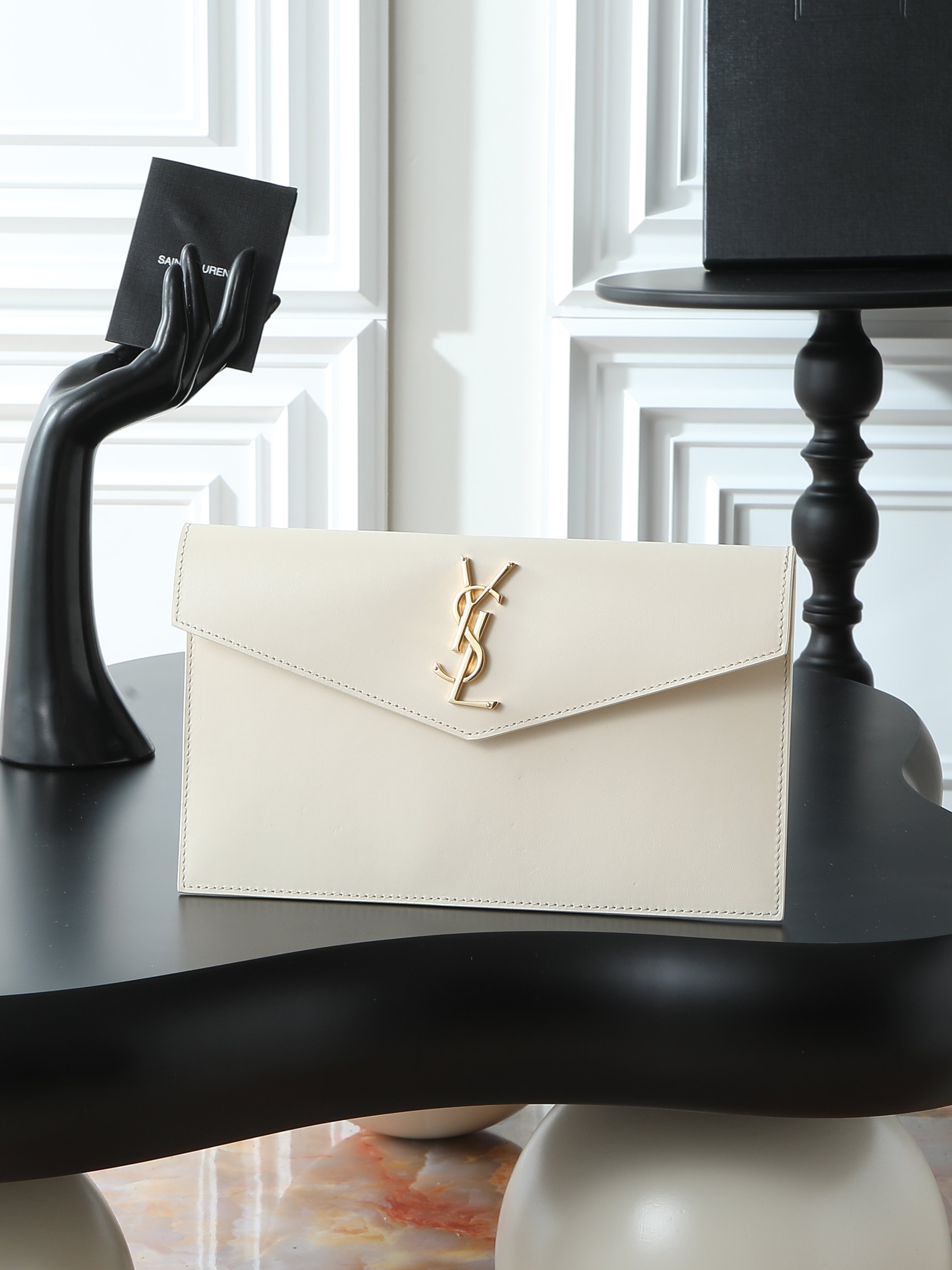 NO:555965,Top original order [white plain] with packaging Uptown_New clutch bag The most classic iconic metal logo, Italian imported cowhide, simple yet high-end, can be worn with casual style or lady style or suit, just grab it when you go out Model 565739 Size 27×16×2, saint laurent, saint laurent, handbag, business suit, cowhide19860909顶级原单【白色平纹】配包装 Uptown_新品手拿包 最经典的标志性金属logo,意大利进口牛皮,简约又不失高端,搭配休闲风or淑女风或者西装都能hold得住,出门随手一拿就ok啦 型号565739 尺寸27×16×2,圣罗兰,saint laurent,handbag,business suit,cowhide,Bag